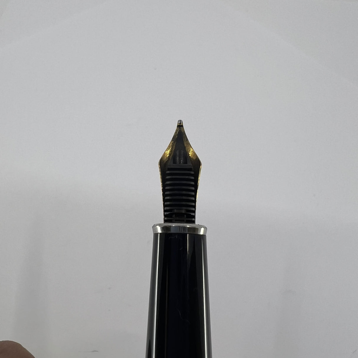 Montblanc Solitaire Doue Black & White #145 Fountain Pen - Medium 18kt Gold Nib