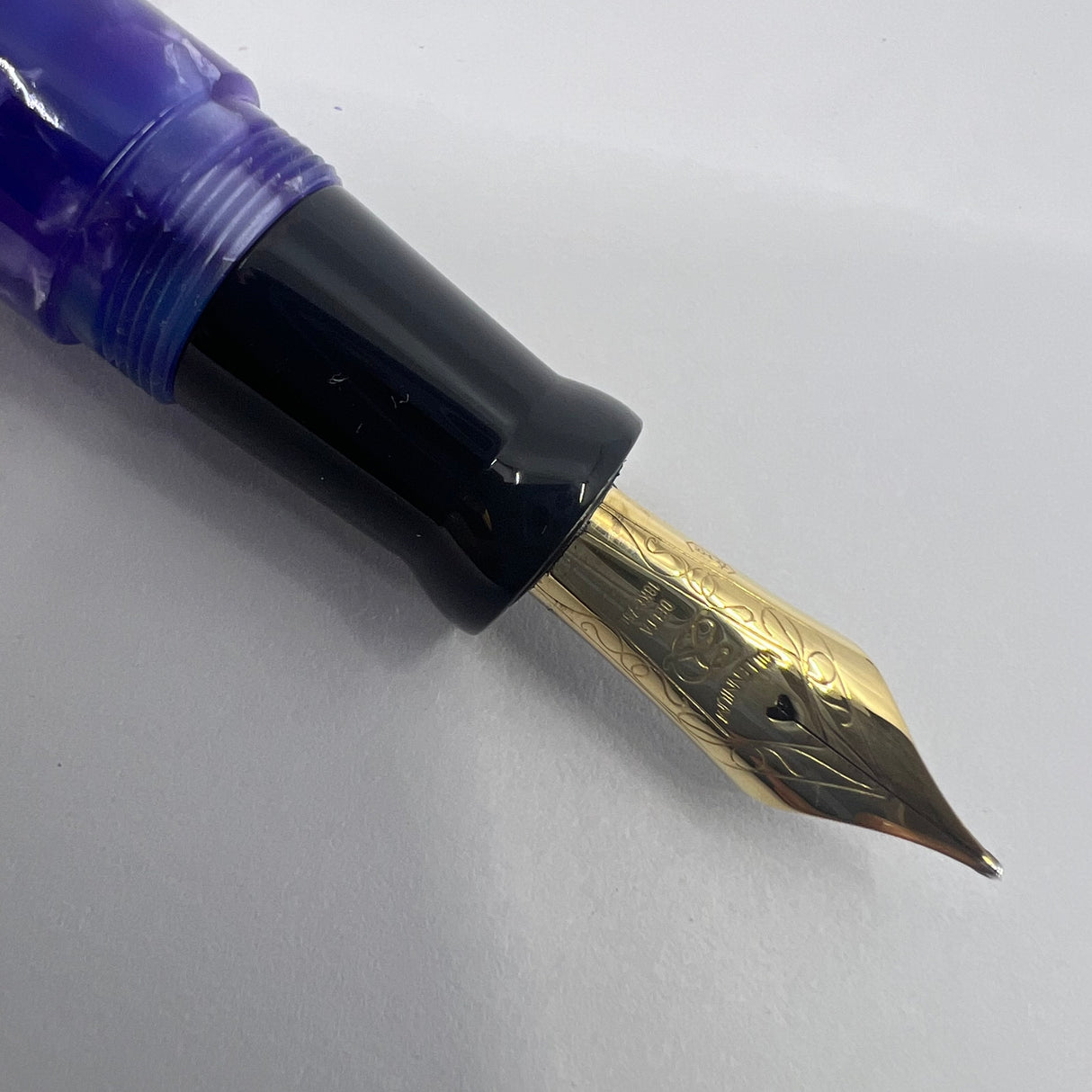 Delta #365 Lustrous Variegated Purple Marbled Barrel/Black Cap Fountain Pen - Medium 18kt Gold Nib