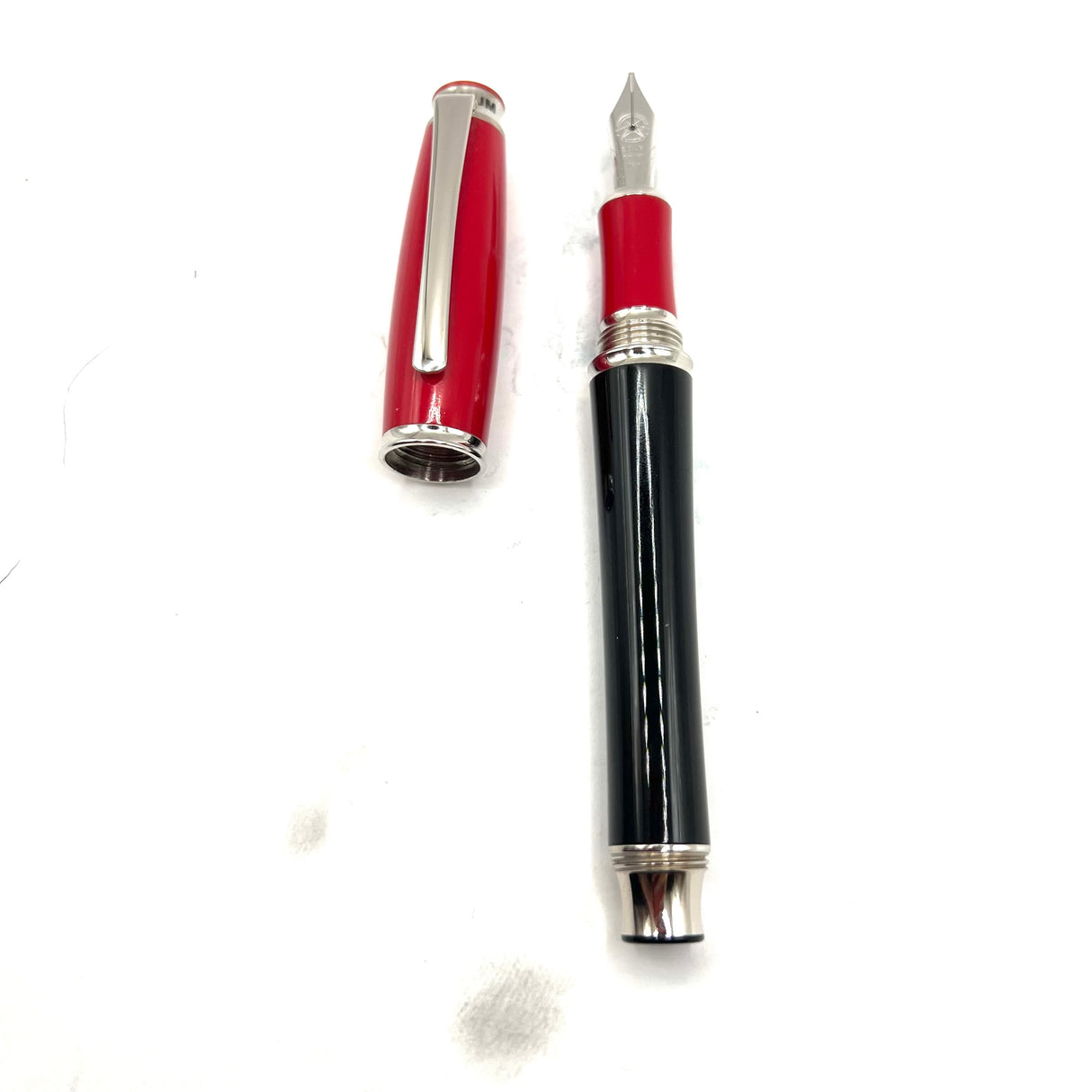 Signum (Italy) Red & Black Fountain Pen - Broad 18kt Gold Nib