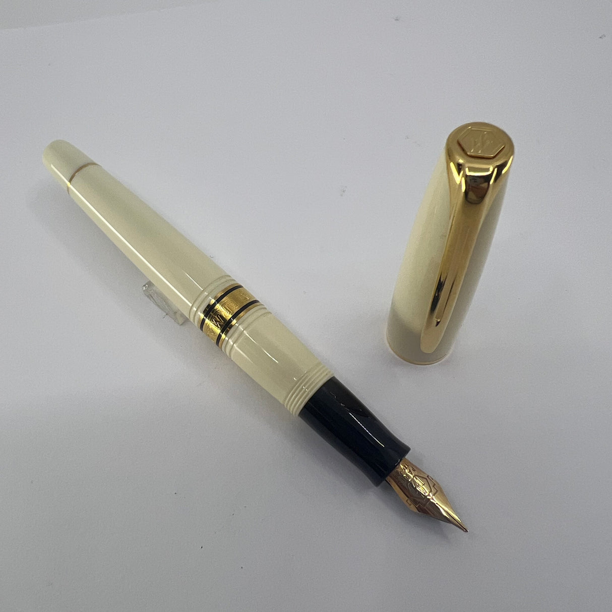 Waterman Ivory Resin Charleston Fountain Pen - Fine 18kt Gold Nib