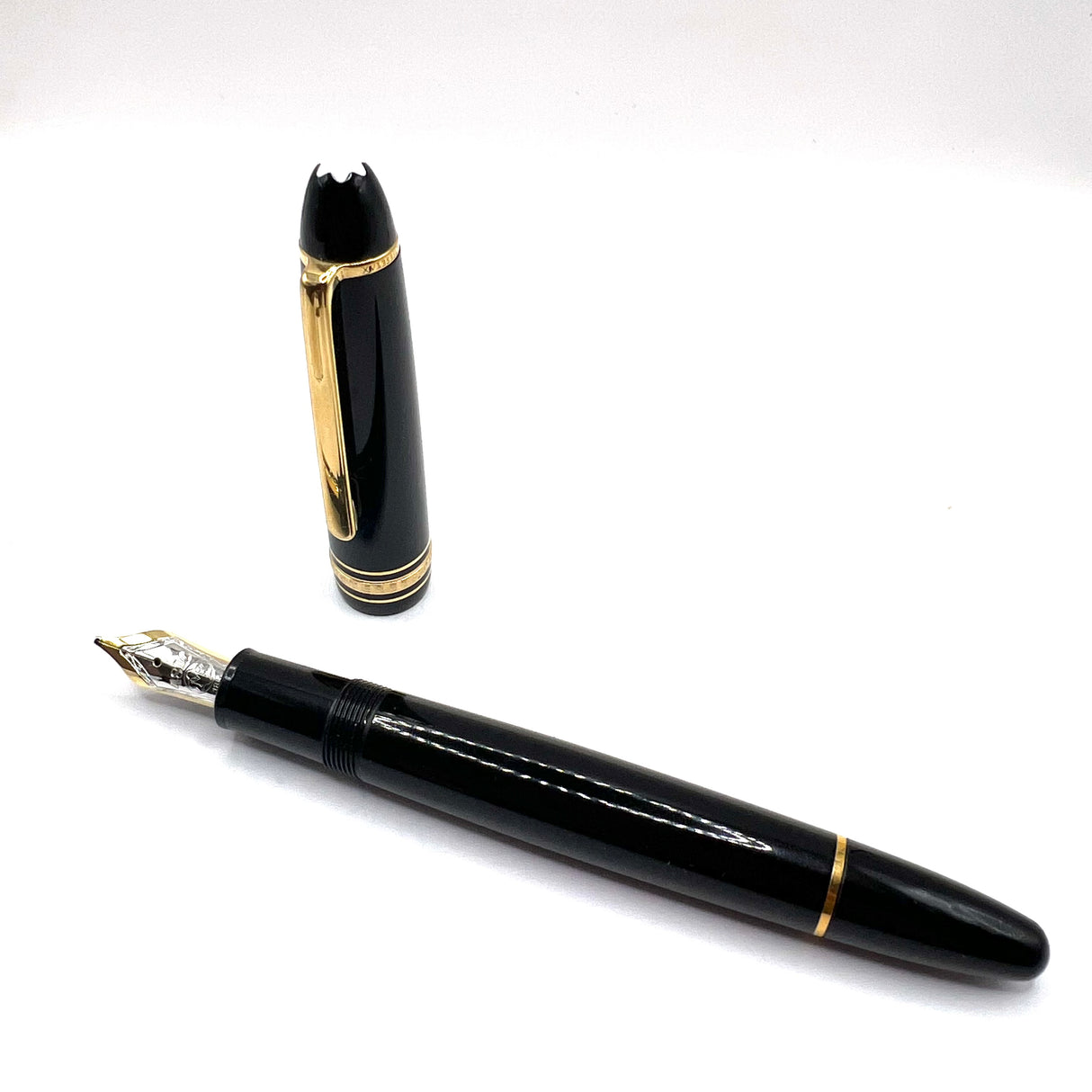 Montblanc #147 Traveler Black Resin LeGrand Meisterstuck Fountain Pen - Broad Oblique (Profile of Left Foot) 18kt Gold Nib