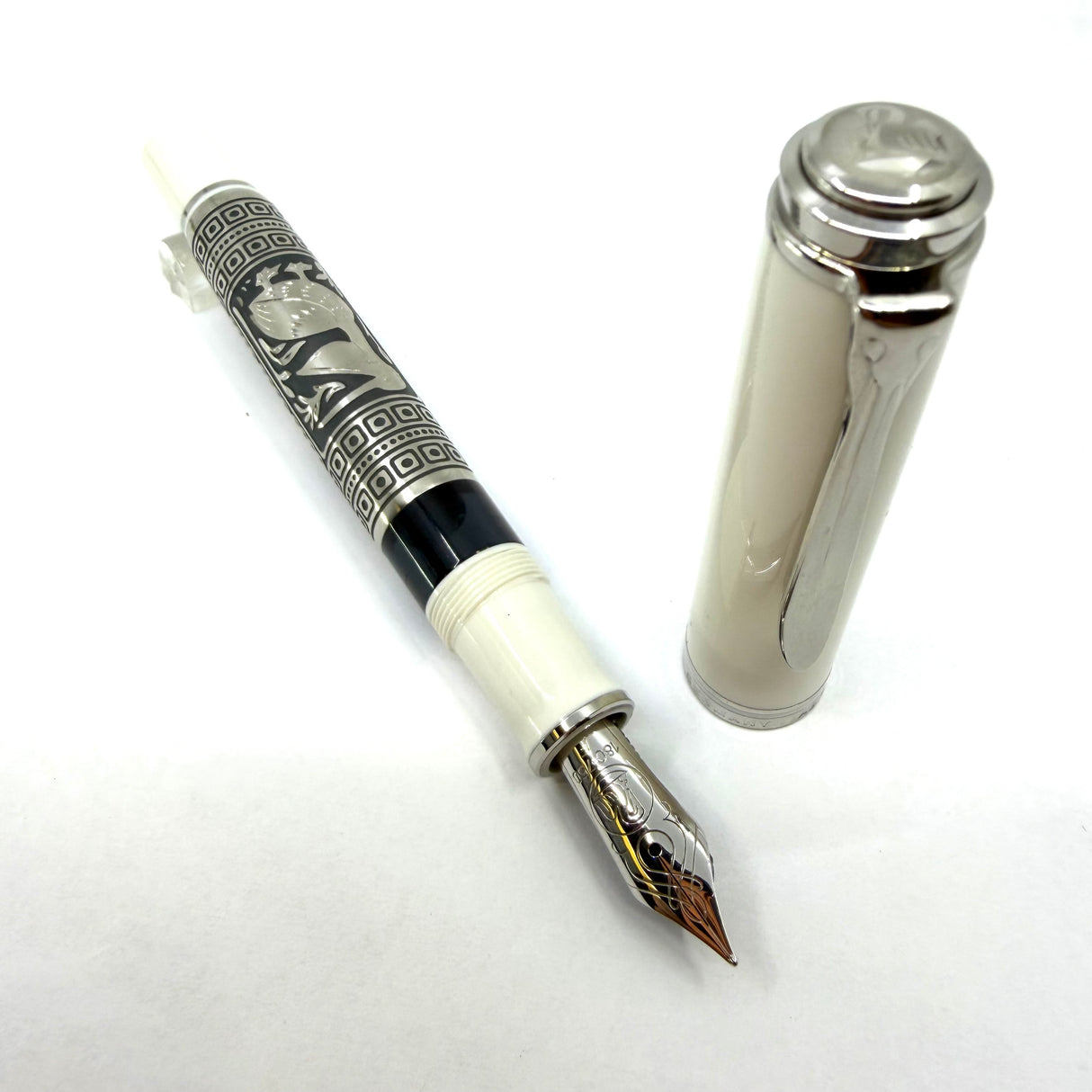 Pelikan M910 White Toledo Fountain Pen - Fine 18kt Gold Nib