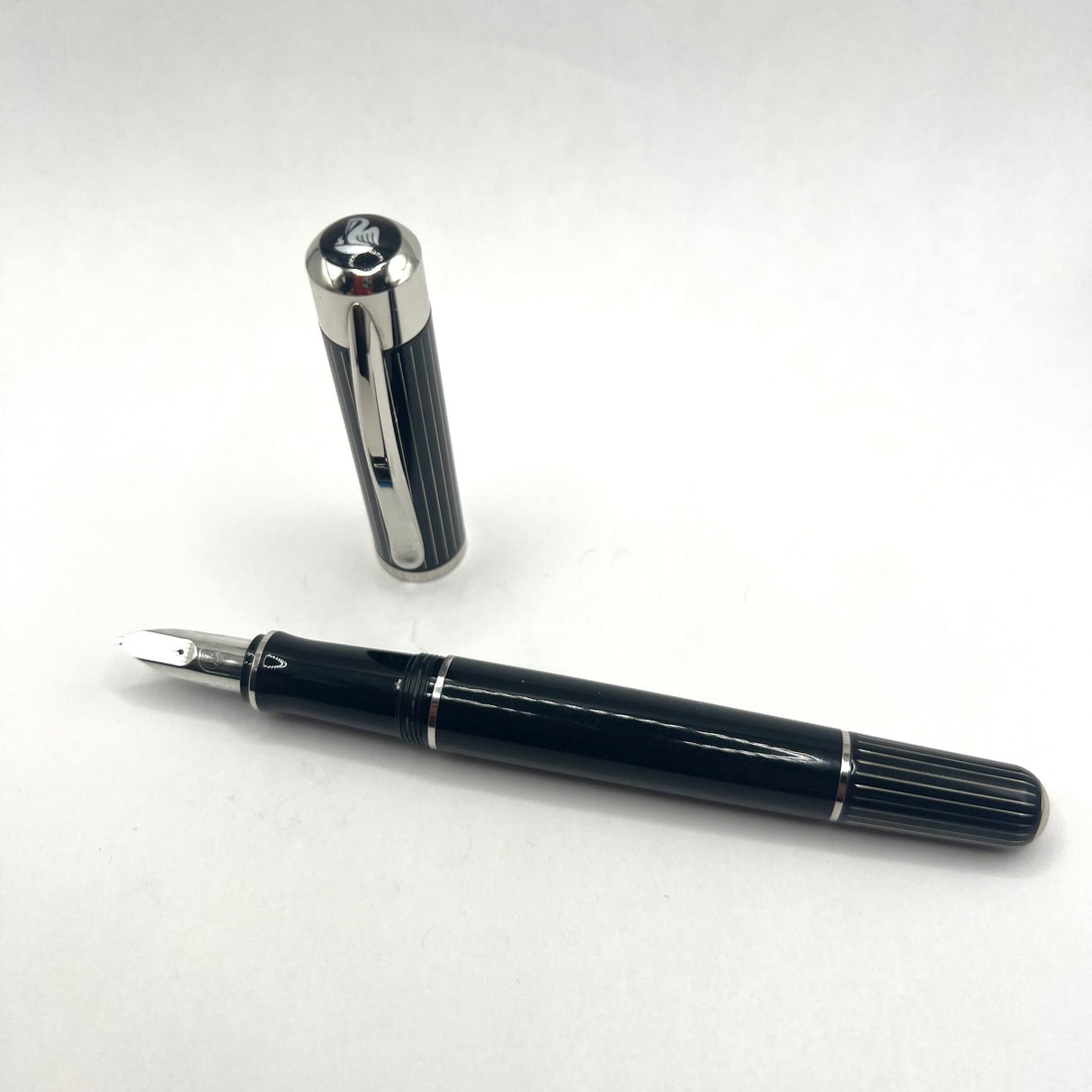 Pelikan P3100 Ductus Fountain Pen - Medium 18kt Gold Nib