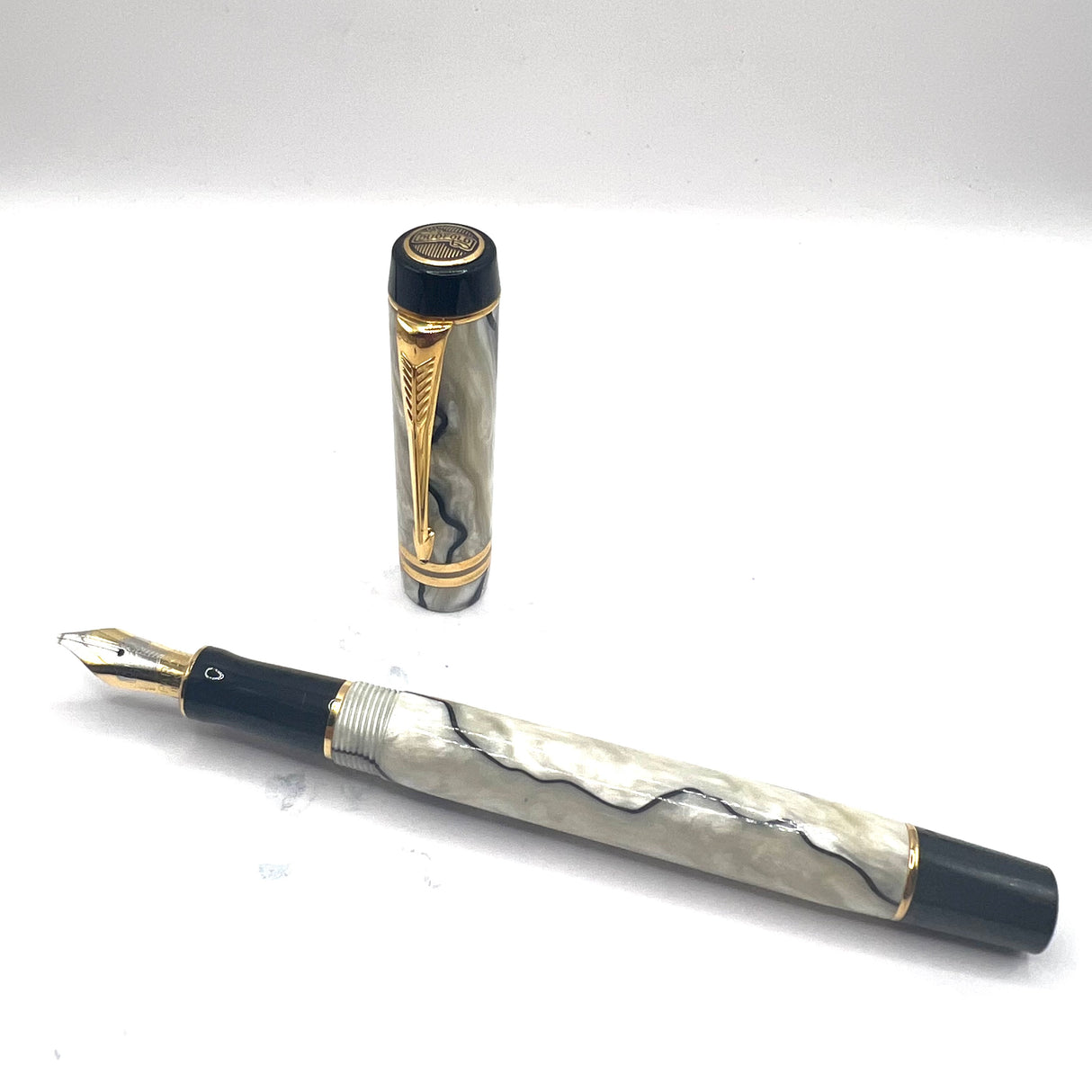 Parker International (Standard Size) Pearl & Black Duofold Fountain Pen - ITALIC BROAD 18kt Gold Nib