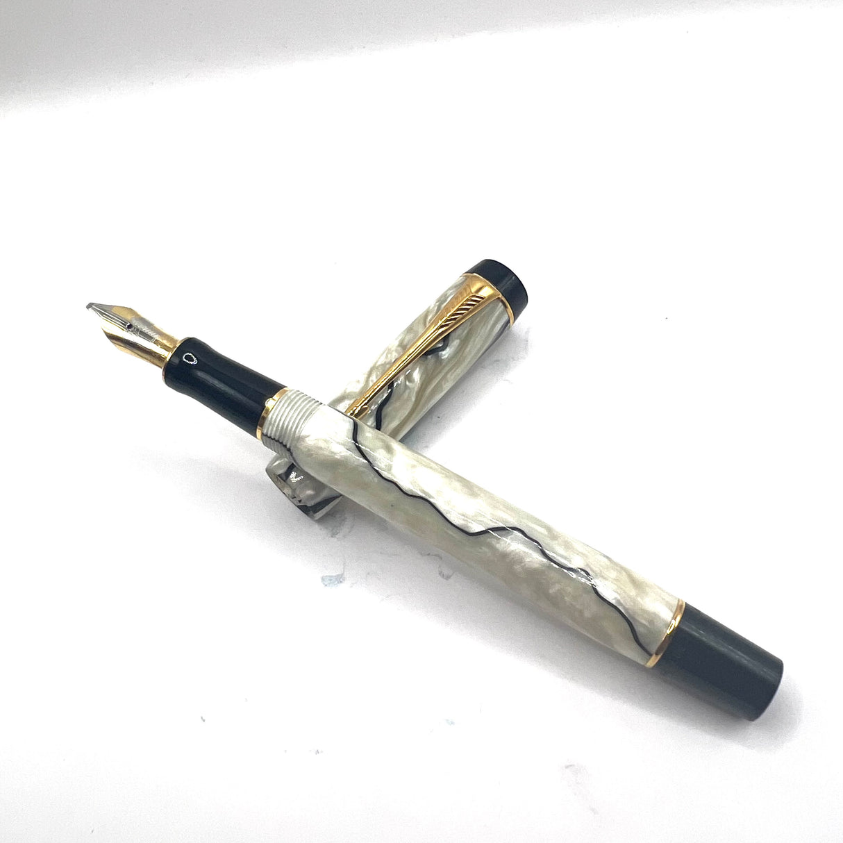 Parker International (Standard Size) Pearl & Black Duofold Fountain Pen - ITALIC BROAD 18kt Gold Nib