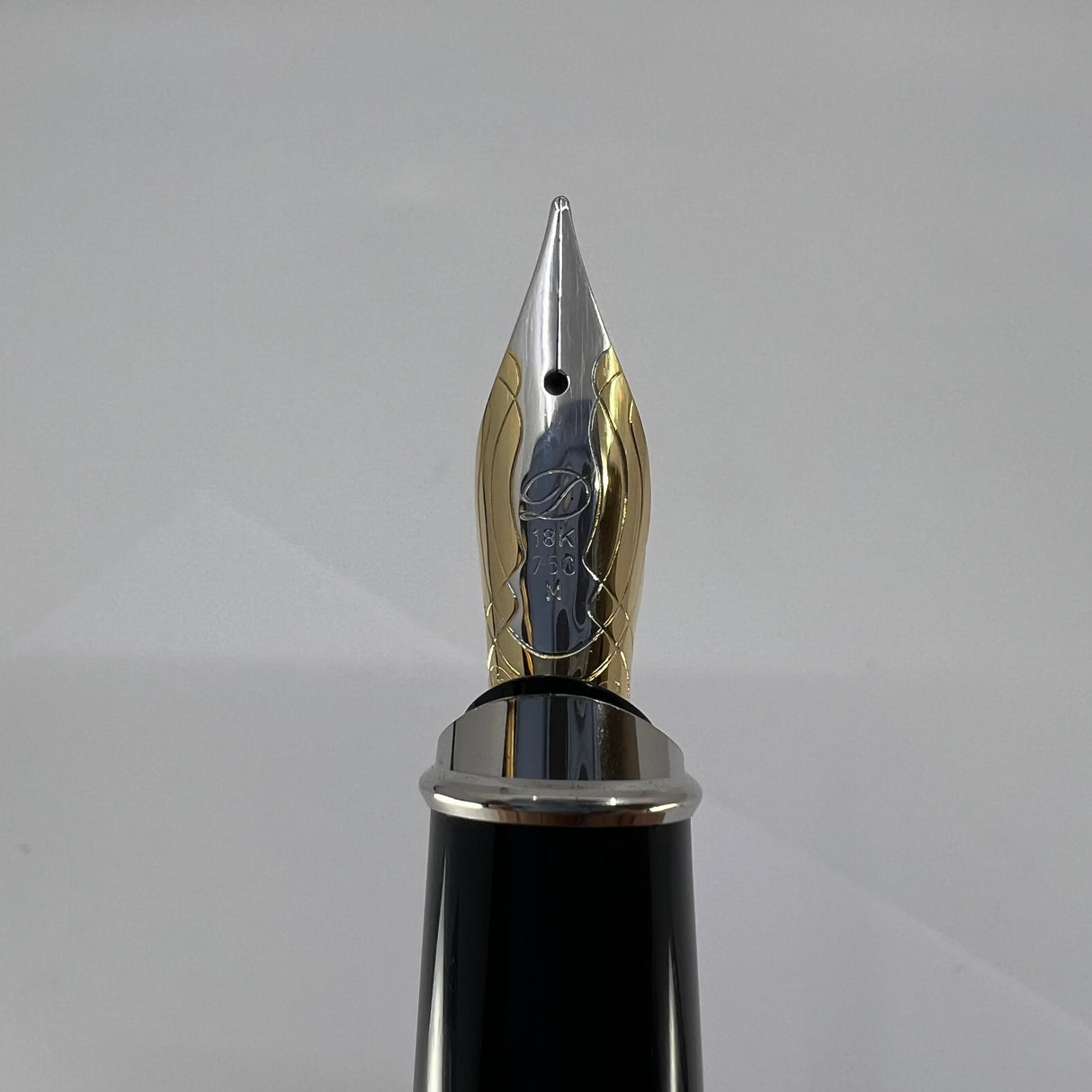 S.T. Dupont Orpheo (Largest Size) Black Laque de Chine Fountain Pen - Medium 18kt Gold Nib