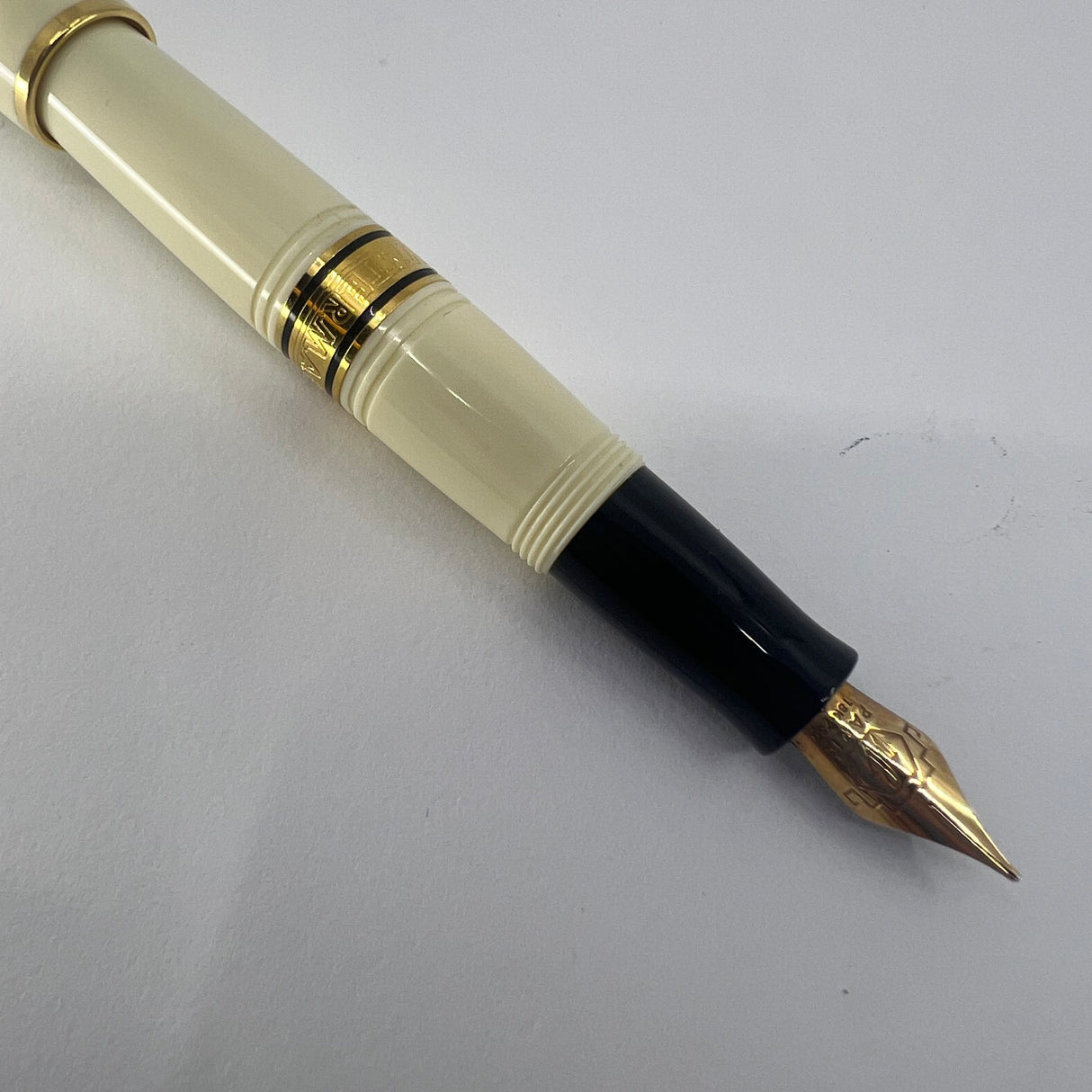 Waterman Ivory Resin Charleston Fountain Pen - Fine 18kt Gold Nib