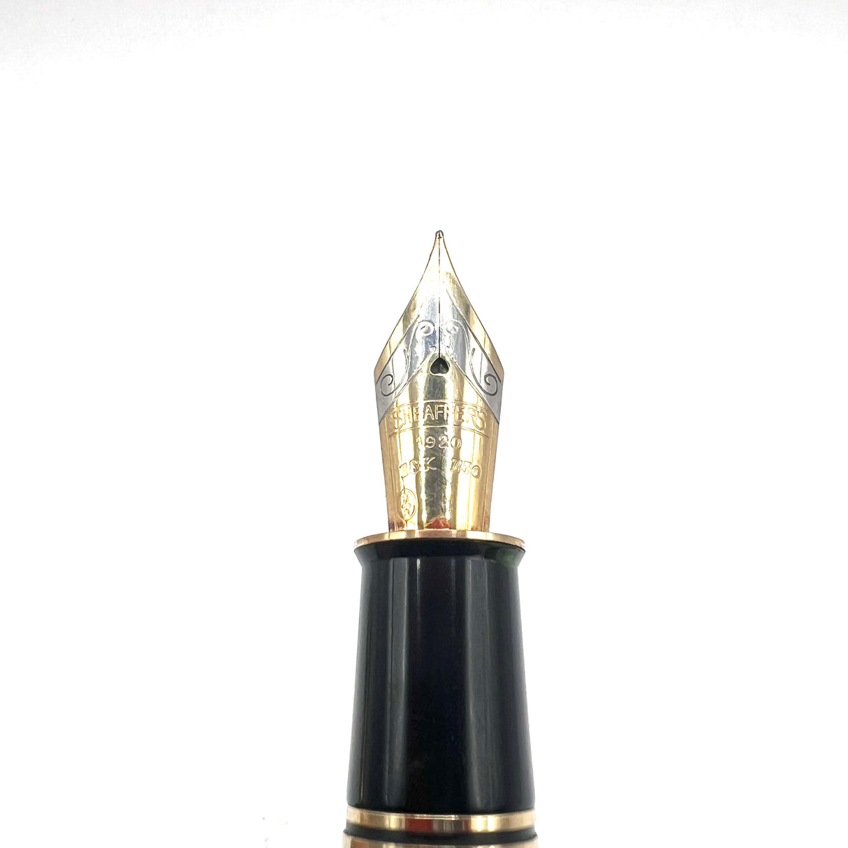 Sheaffer Grand Connaisseur Gold-Plated Vertical Line Pattern Fountain Pen - Fine Two-Tone 18kt Gold Nib