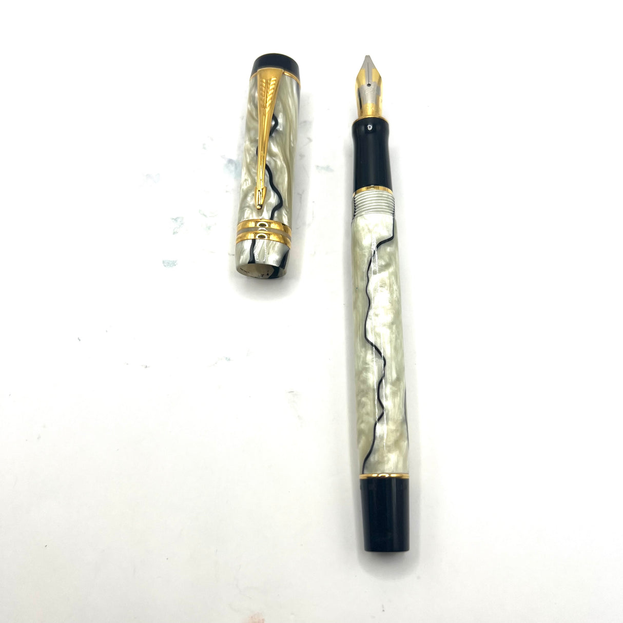 Parker International (Standard Size) Pearl & Black Duofold Fountain Pen - ITALIC BROAD 18kt Gold Nib