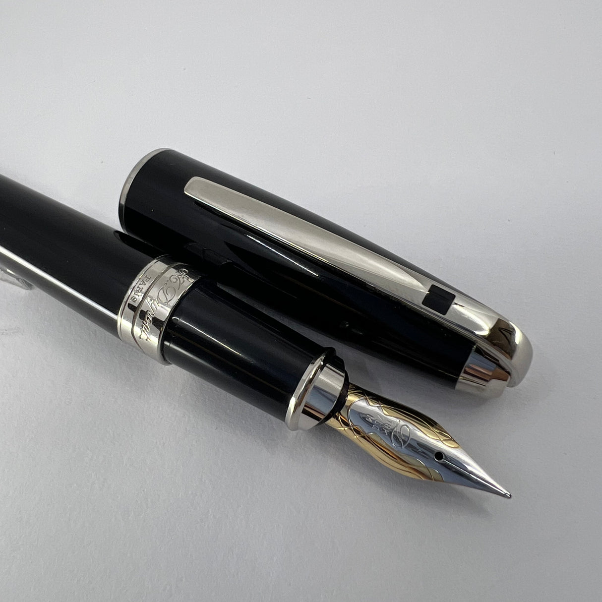 S.T. Dupont Orpheo (Largest Size) Black Laque de Chine Fountain Pen - Medium 18kt Gold Nib
