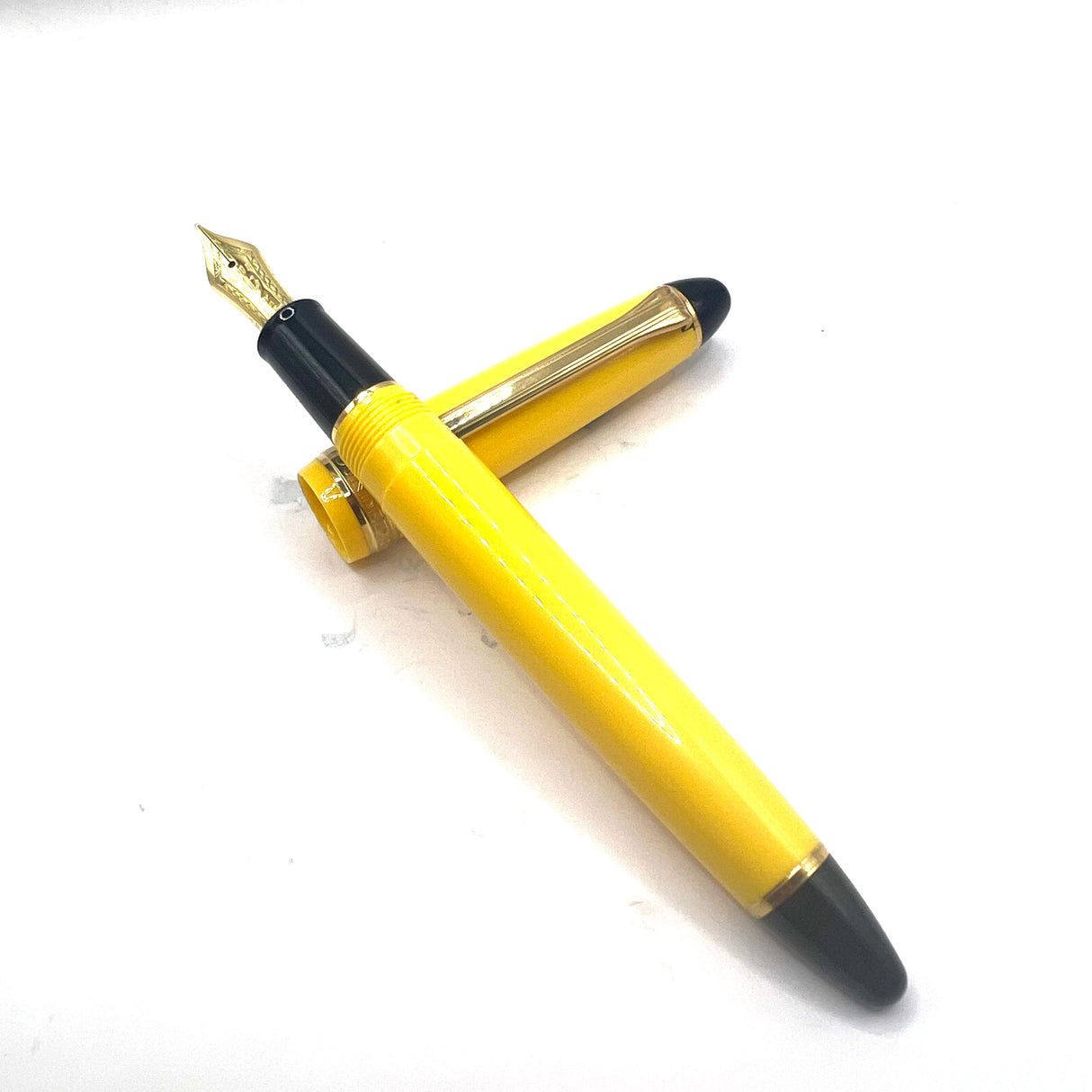 Sailor 1911 Standard Size Yellow Fountain Pen - Medium 18kt Gold Nib