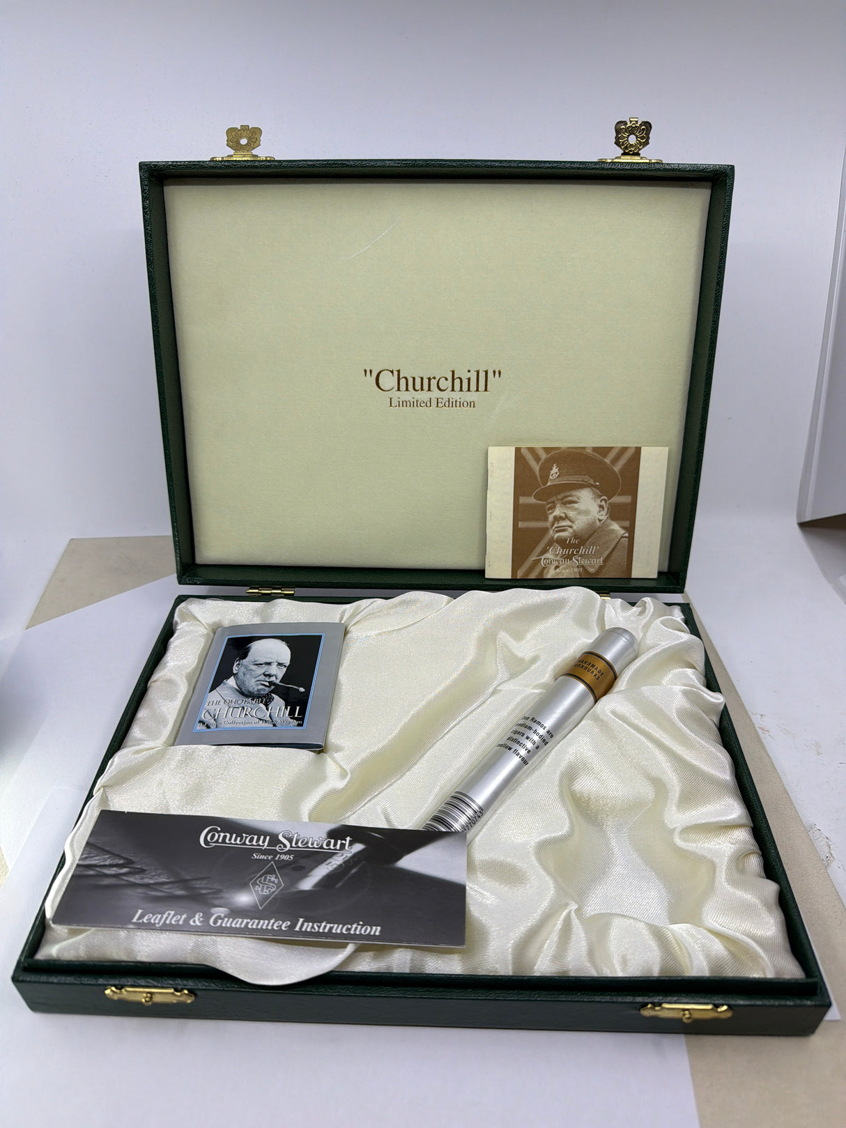 Conway Stewart Duro Heritage Etched Black Limited Edition Fountain Pen - Fine 18kt Gold Nib