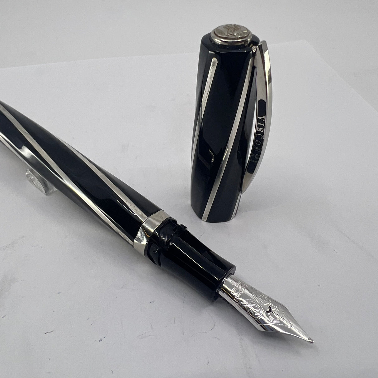 Visconti Black Divina Large Fountain Pen - Broad 14kt Gold Nib