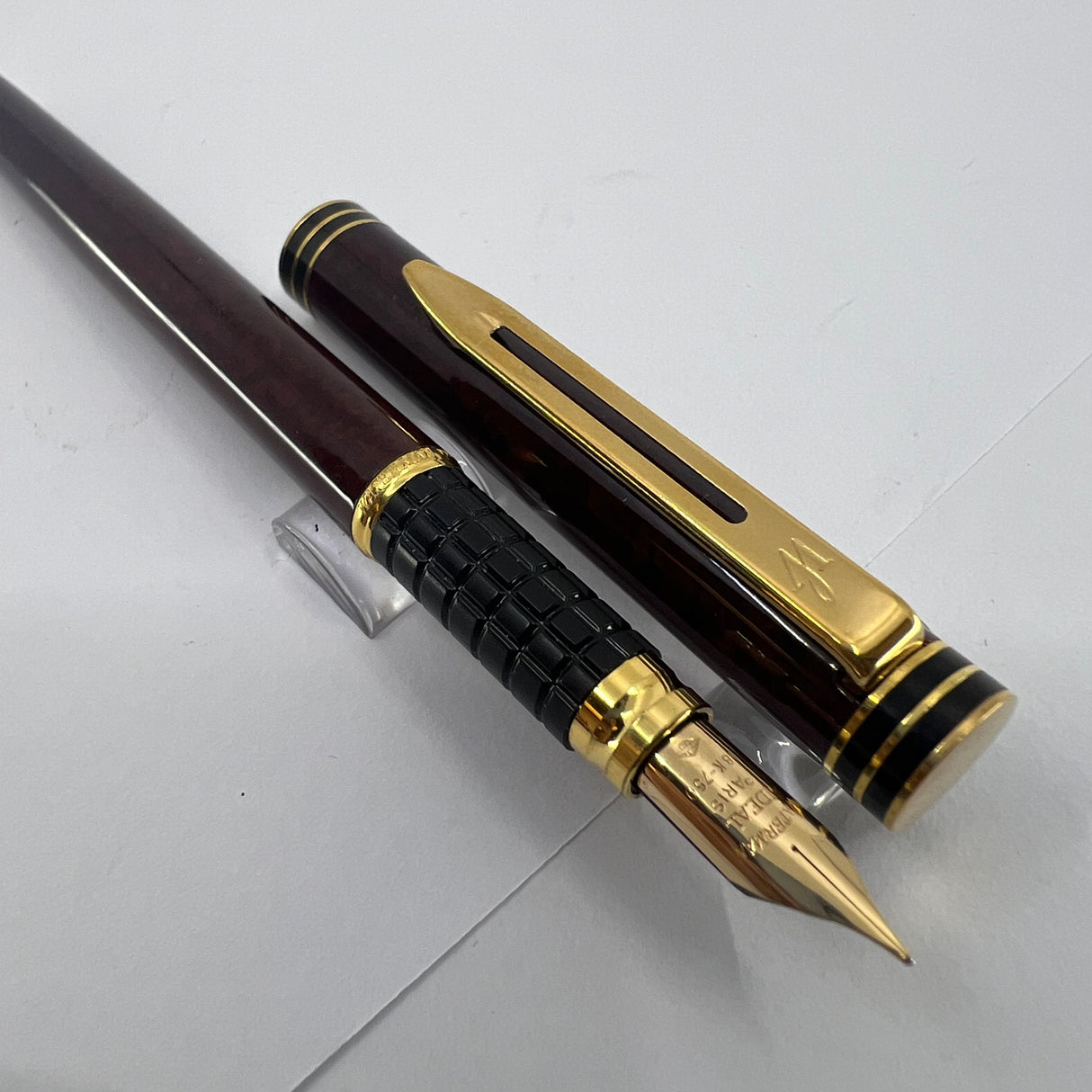 Waterman Exclusive Burgundy & Black Marble Lacquered Fountain Pen - Fine 18kt Gold Nib