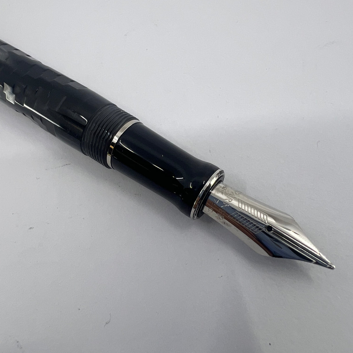 Parker DNA Duofold Limited Edition Fountain Pen - Medium 18kt Gold Nib