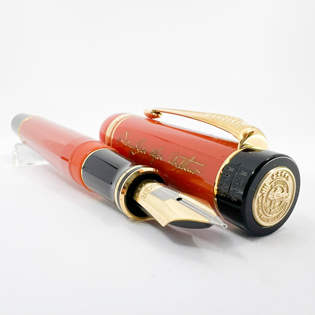 Parker Duofold Douglas MacArthur Centennial (Largest Size) Limited Edition Fountain Pen - Fine 18kt Gold Nib