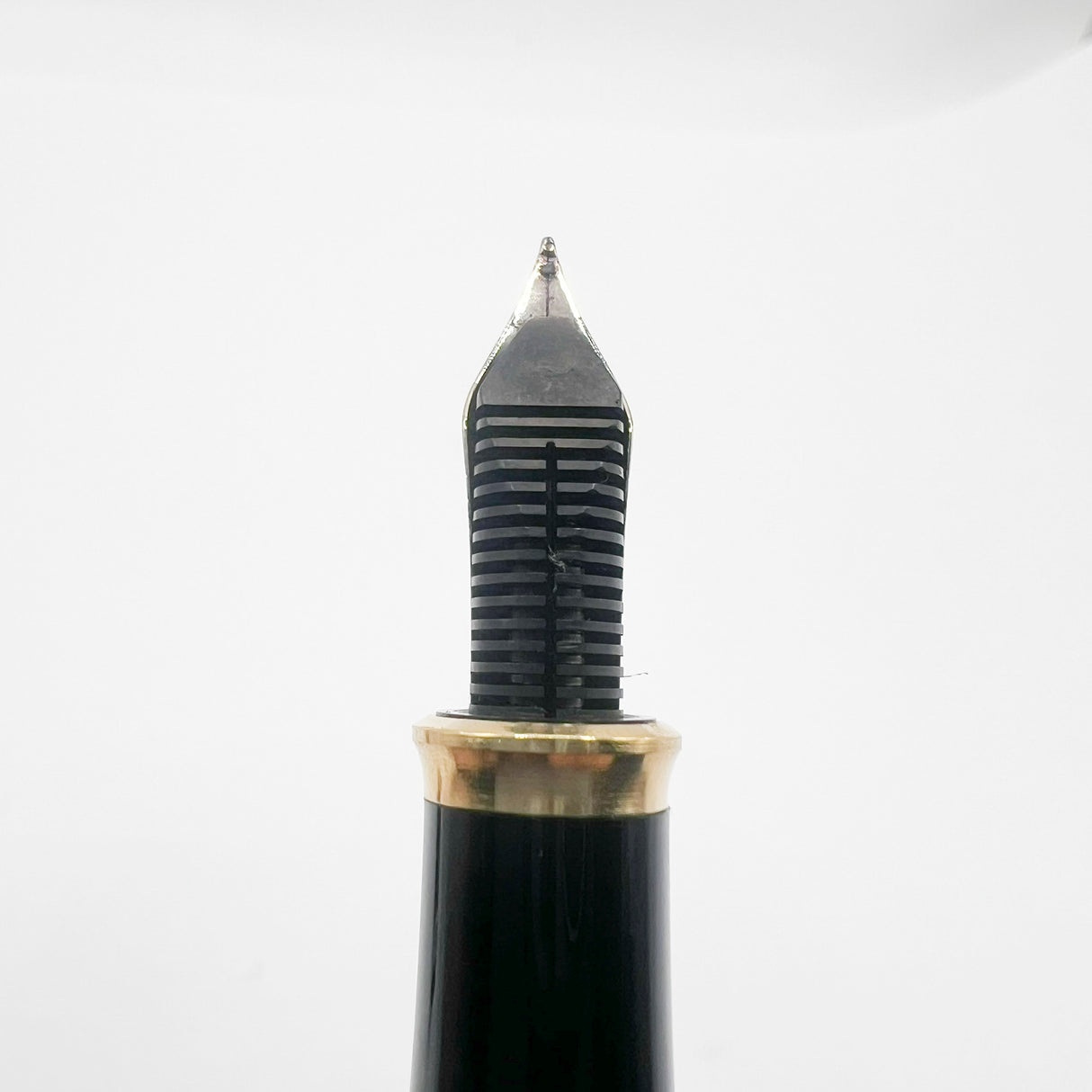 Cross Pinnacle Bordeaux Lacquer Fountain Pen - Fine 18kt Gold Nib