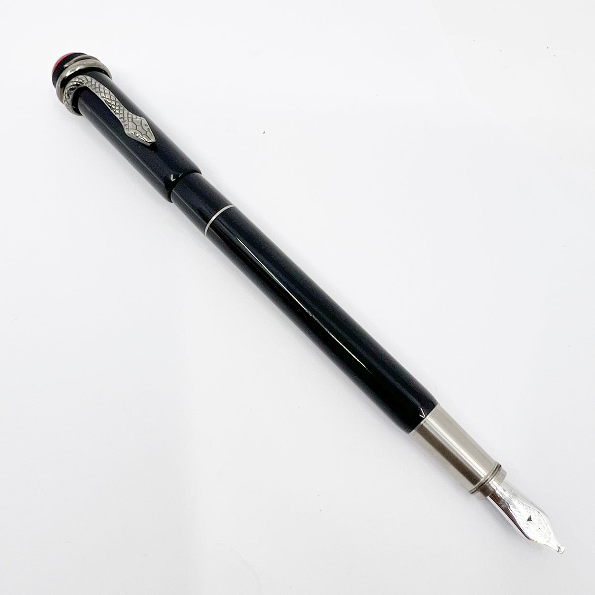 Montblanc Heritage Rouge Et Noir Black Fountain Pen - Double Broad Oblique (Profile of Left Foot) 14kt Gold Nib