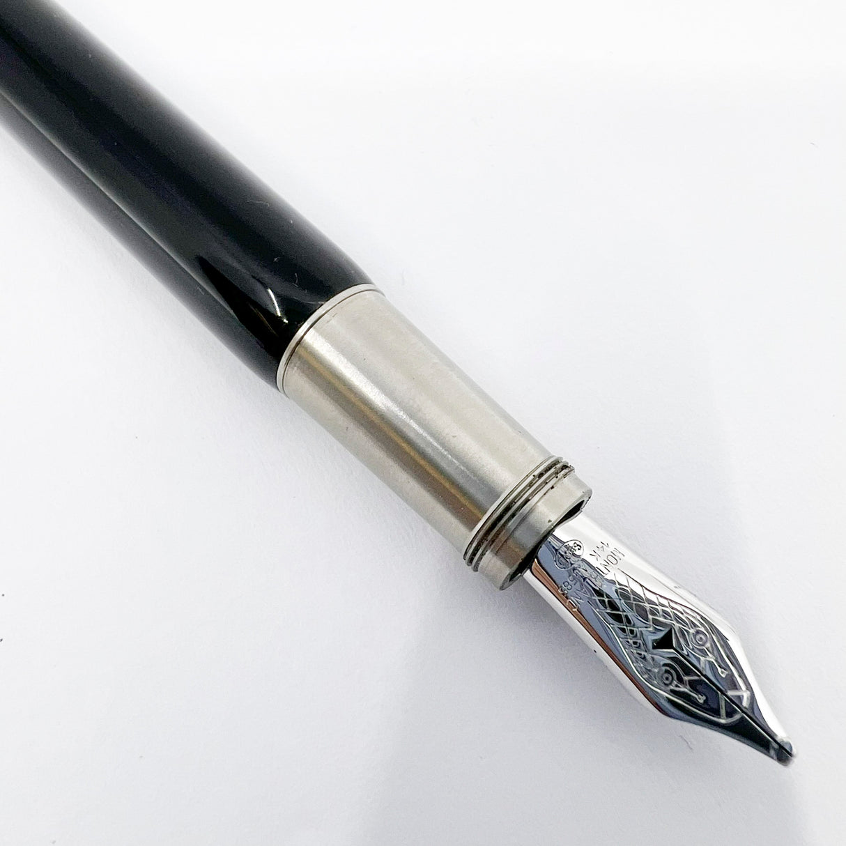 Montblanc Heritage Rouge Et Noir Black Fountain Pen - Double Broad Oblique (Profile of Left Foot) 14kt Gold Nib