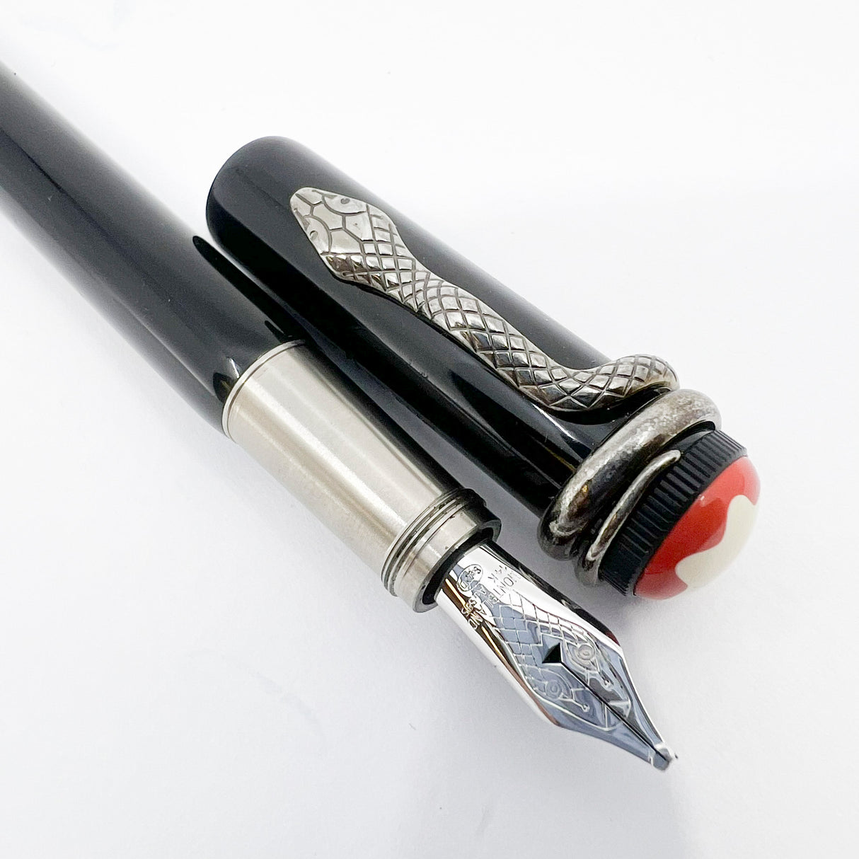 Montblanc Heritage Rouge Et Noir Black Fountain Pen - Double Broad Oblique (Profile of Left Foot) 14kt Gold Nib