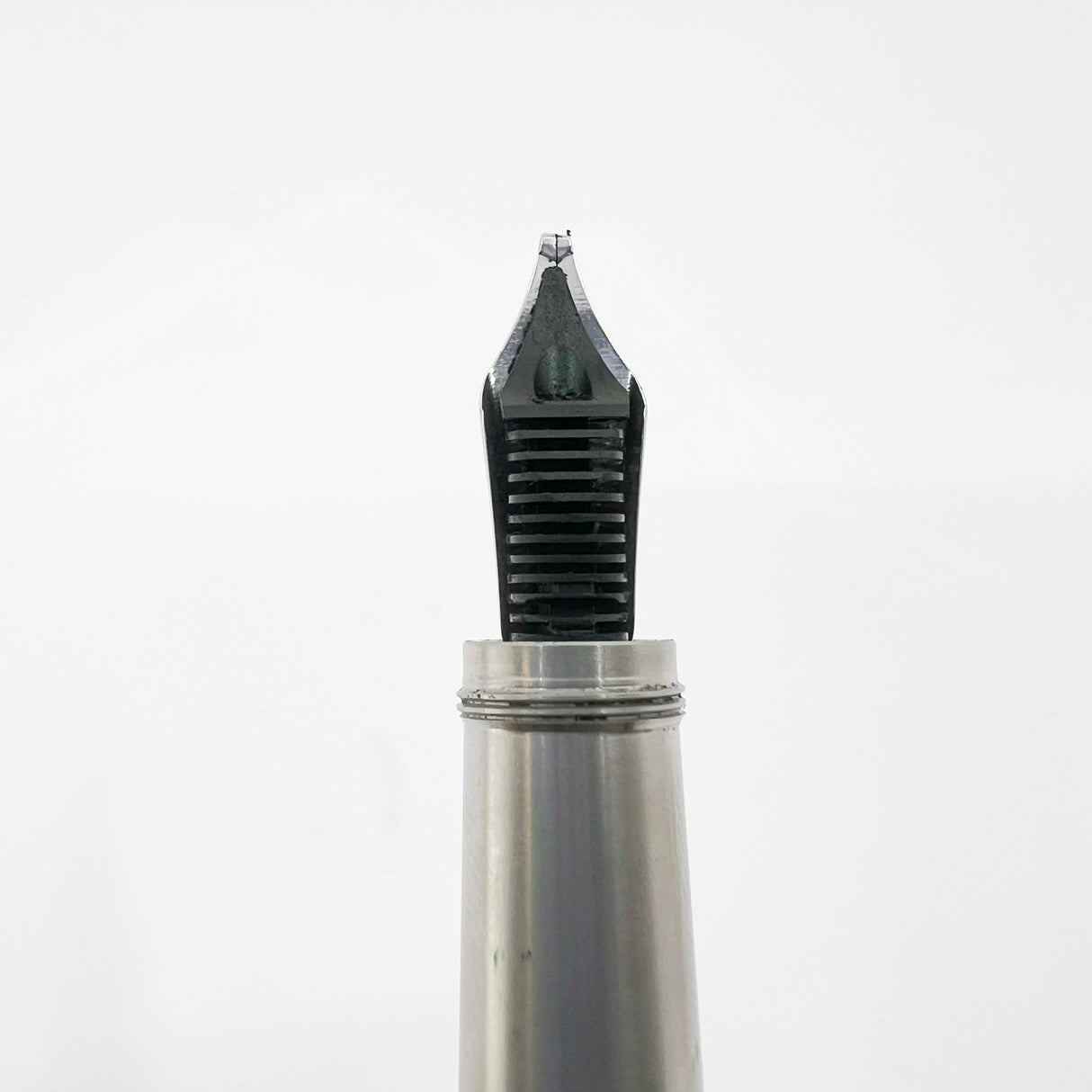 Montblanc Heritage Rouge Et Noir Black Fountain Pen - Double Broad Oblique (Profile of Left Foot) 14kt Gold Nib