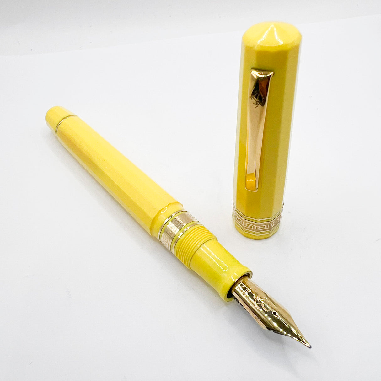 OMAS for Ferrari/1990's - Ferrari Yellow Facetted Paragon Fountain Pen - Medium 18kt Gold Nib
