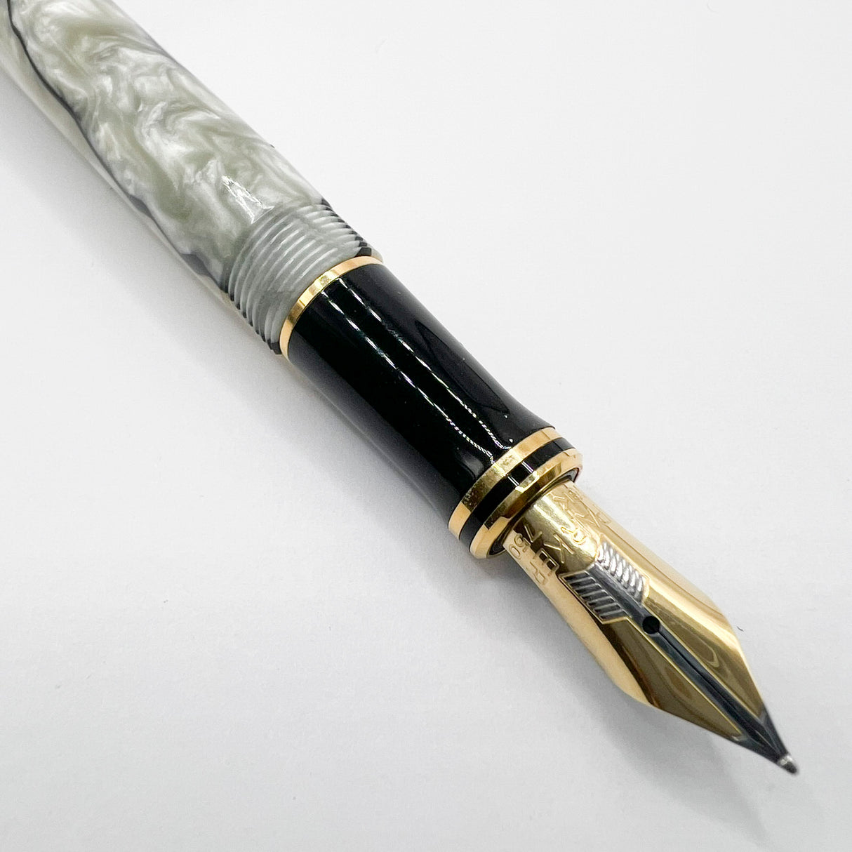 Parker Duofold International Lustrous Pearl & Black Fountain Pen - Fine 18kt Gold Nib