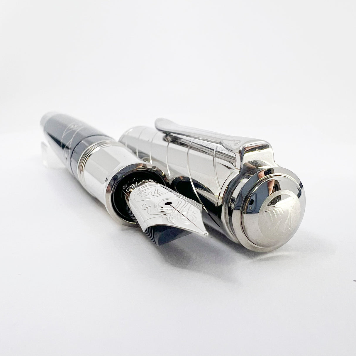 Pelikan Souveran M1005 Silver Screen Limited Edition Fountain Pen - Medium 18kt Gold Nib