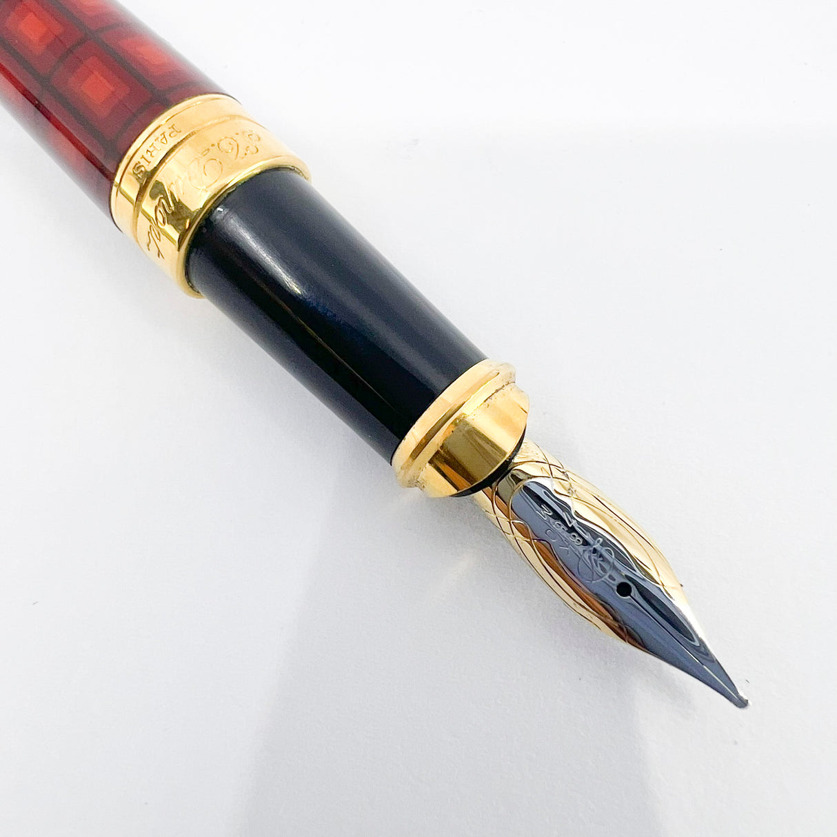S.T. DuPont Orpheo Vertigo Laque de Chine Fountain Pen - Medium 18kt Gold Nib