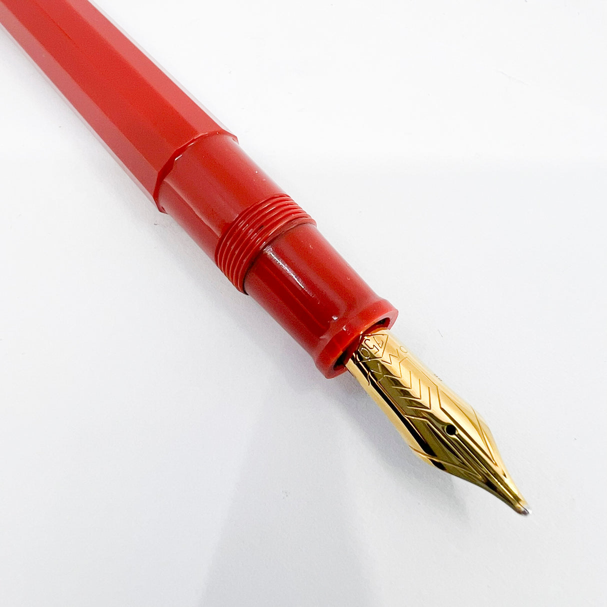 OMAS for Armando Simoni Club/1990's - Milord Paragon Coral Fountain Pen - Oblique Broad 18kt Gold Nib