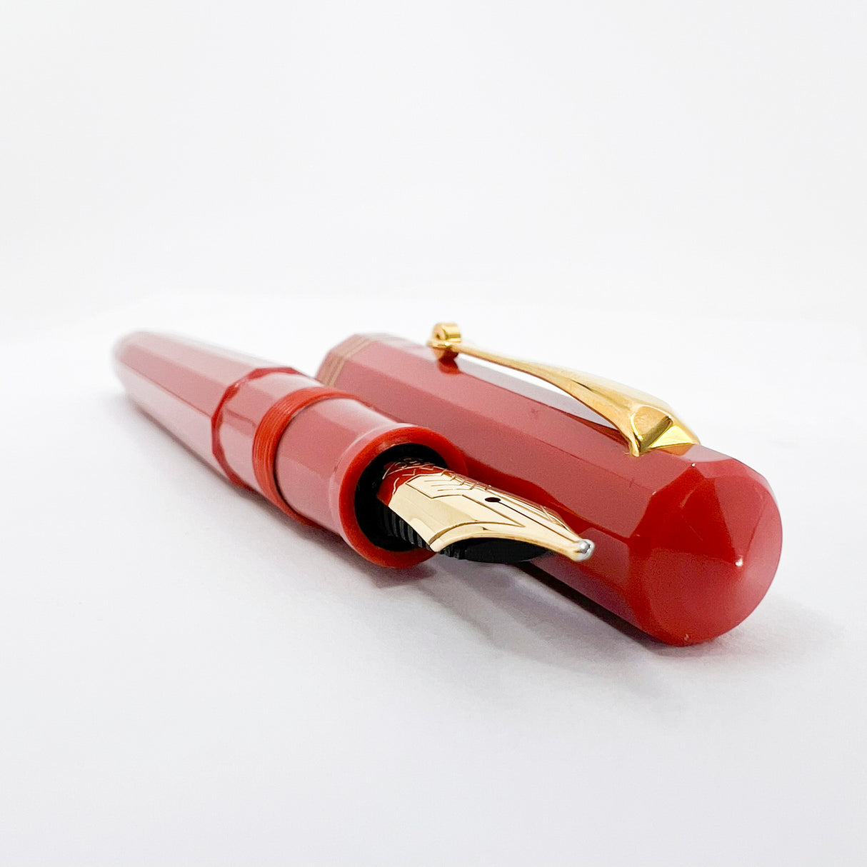 OMAS for Armando Simoni Club/1990's - Milord Paragon Coral Fountain Pen - Oblique Broad 18kt Gold Nib