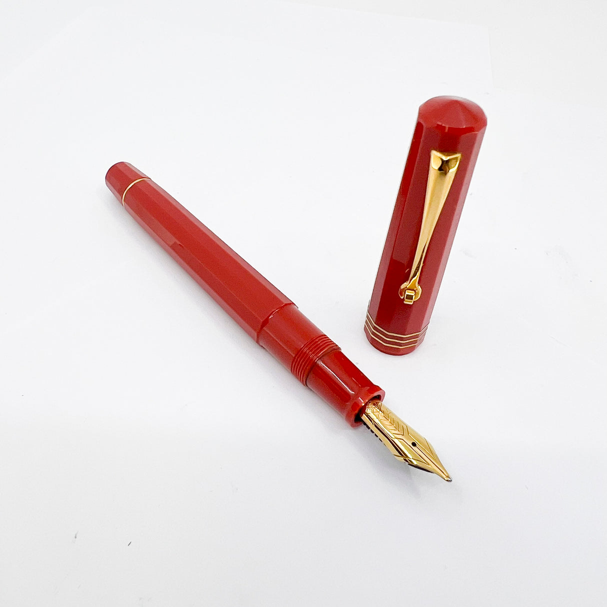 OMAS for Armando Simoni Club/1990's - Milord Paragon Coral Fountain Pen - Oblique Broad 18kt Gold Nib