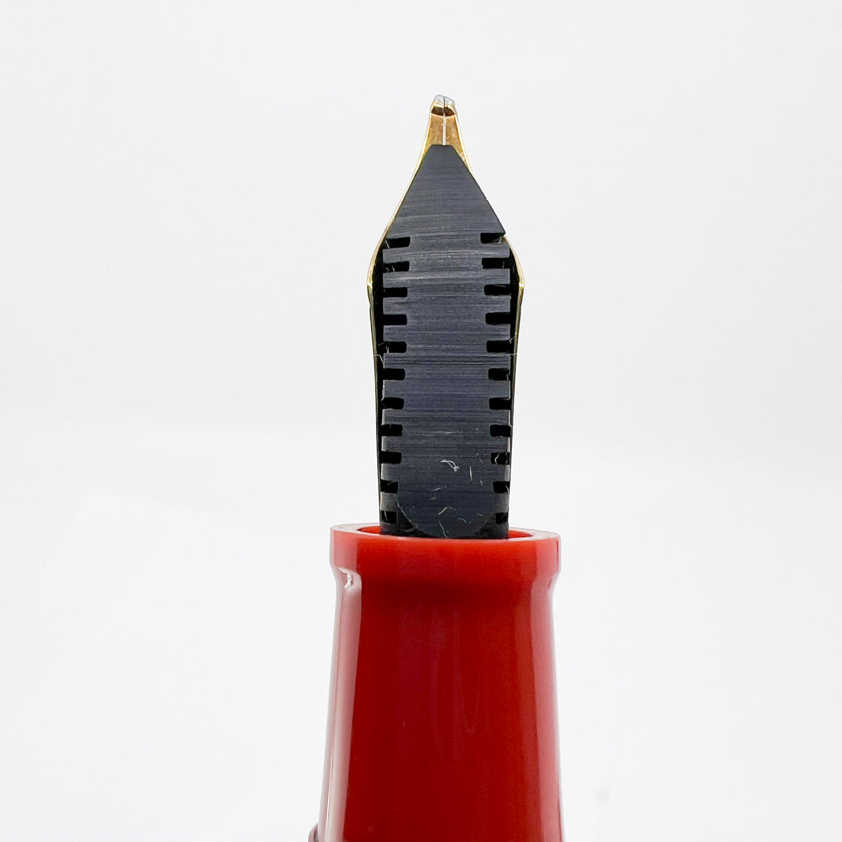 OMAS for Armando Simoni Club/1990's - Milord Paragon Coral Fountain Pen - Oblique Broad 18kt Gold Nib