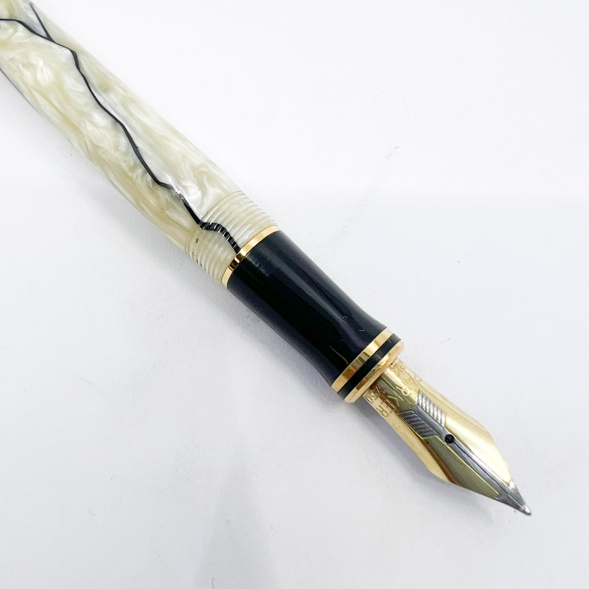 Parker Duofold International (Standard Size) Pearl & Black Fountain Pen - Medium 18kt Gold Nib