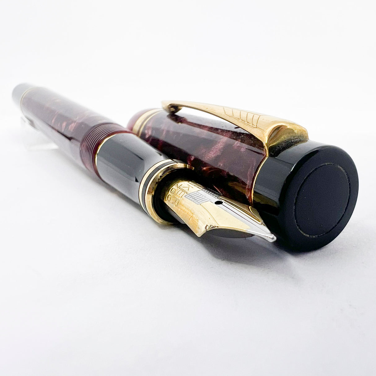 Parker Duofold International Maroon Marble Fountain Pen (Circa 1990) - Medium 18kt Gold Nib