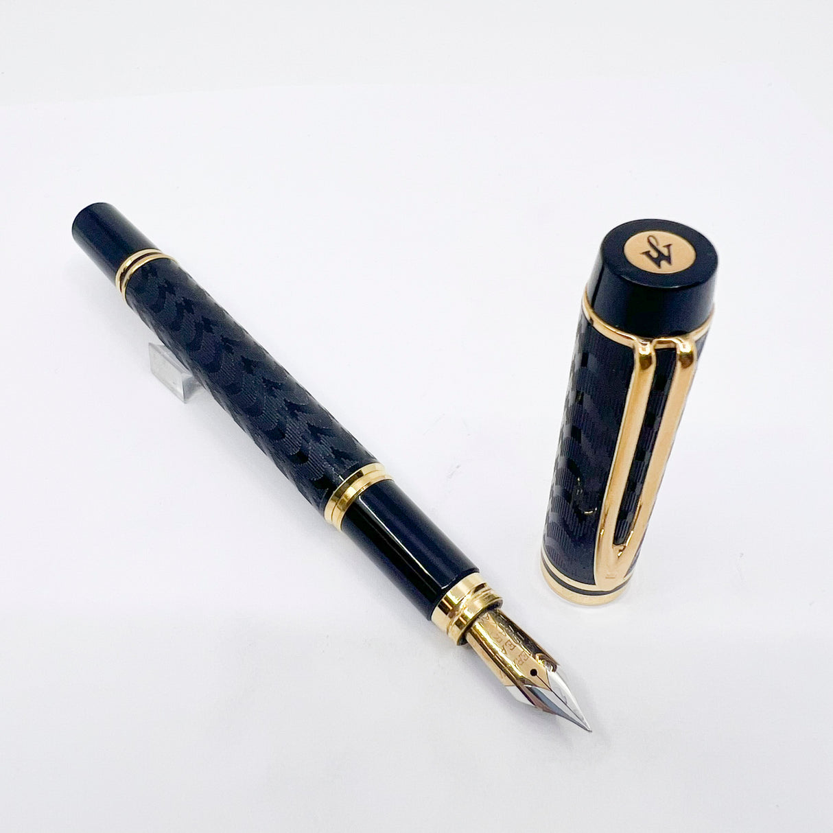 Waterman Man 100 Opera Black Chased Fountain Pen - Medium 18kt Gold Nib