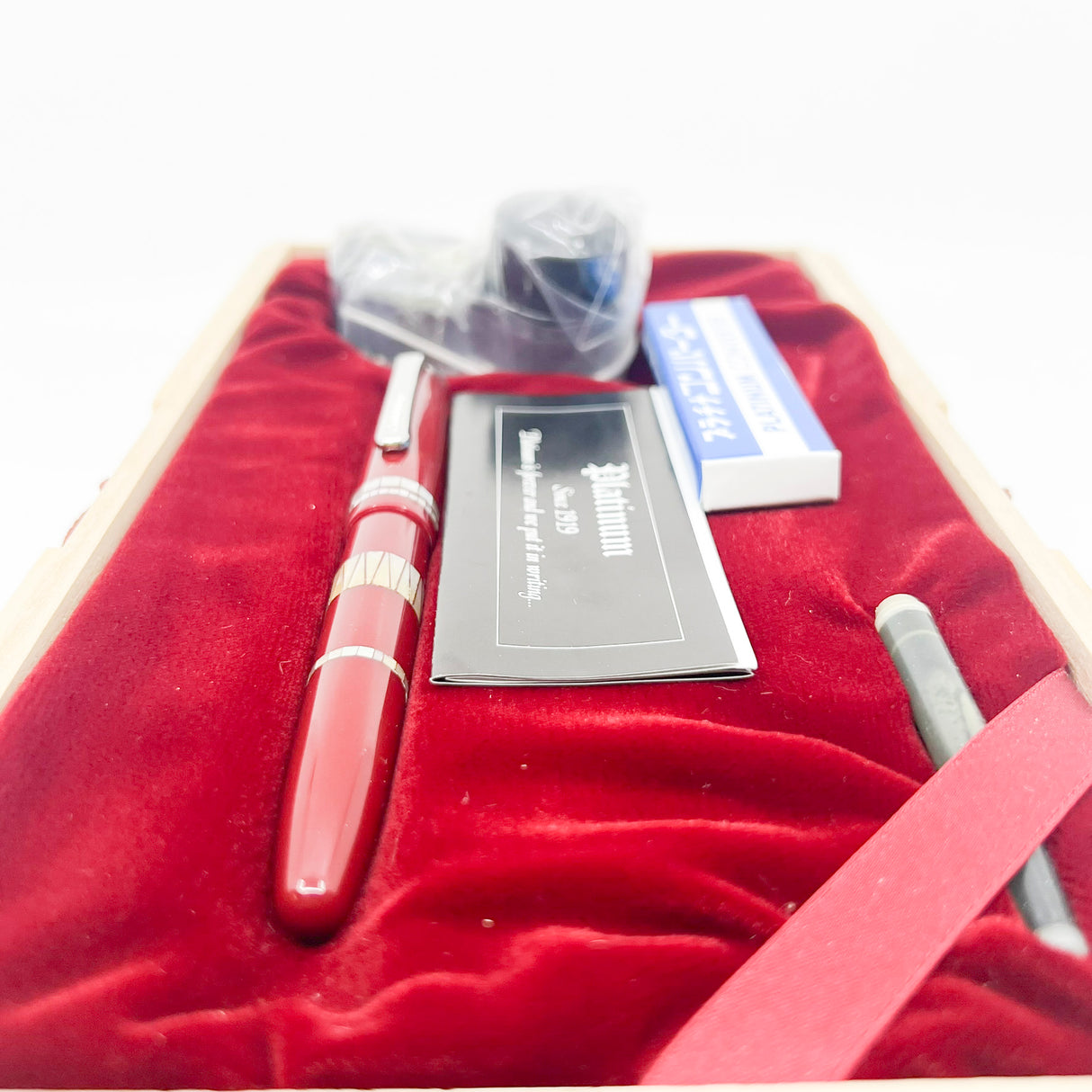 PLATINUM Mother of Pearl 80th Anniversary Fountain Pen Special Anniversary 1999 - Extra Fine 18kt Gold Nib