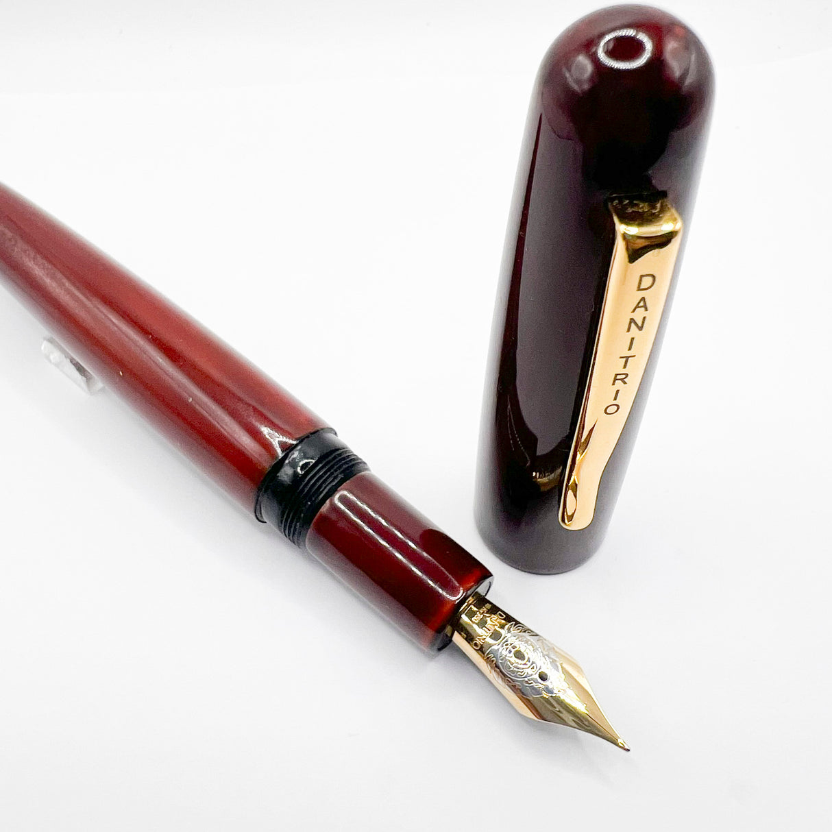 Danitrio Tami-Nuri Red Urushi Hand Painted Lacqueron Mikado Over-Sized Fountain Pen - Fine 18kt Gold Nib