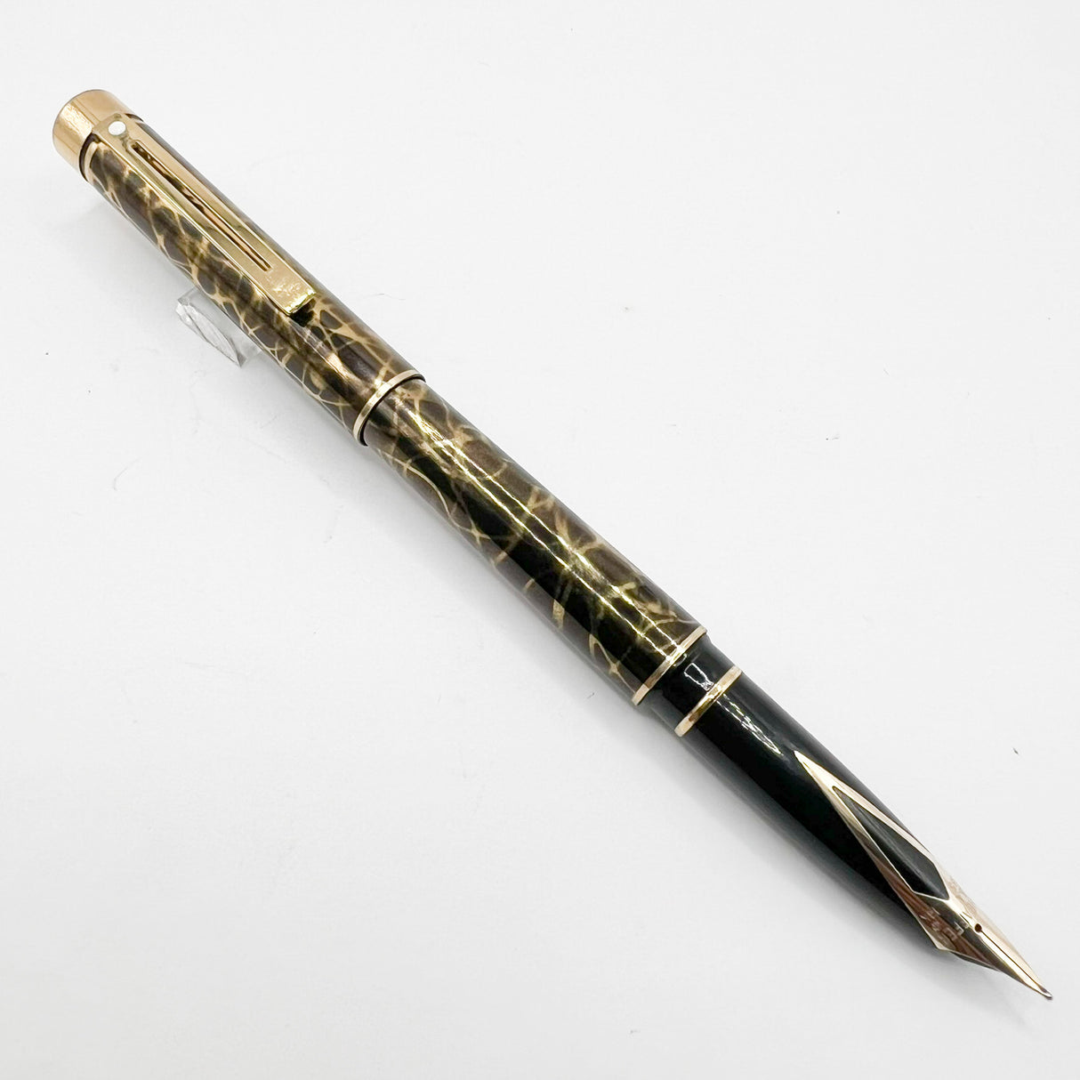 Sheaffer Full Size Targa Lacque Filigree Pattern Fountain Pen - Medium 14kt Gold Nib
