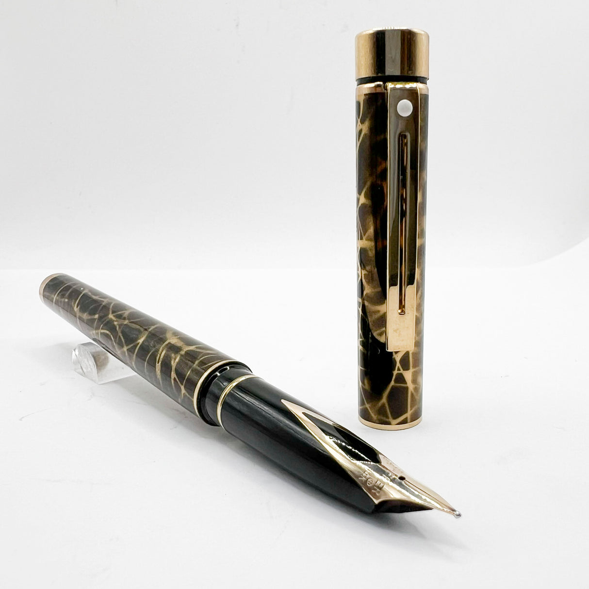 Sheaffer Full Size Targa Lacque Filigree Pattern Fountain Pen - Medium 14kt Gold Nib