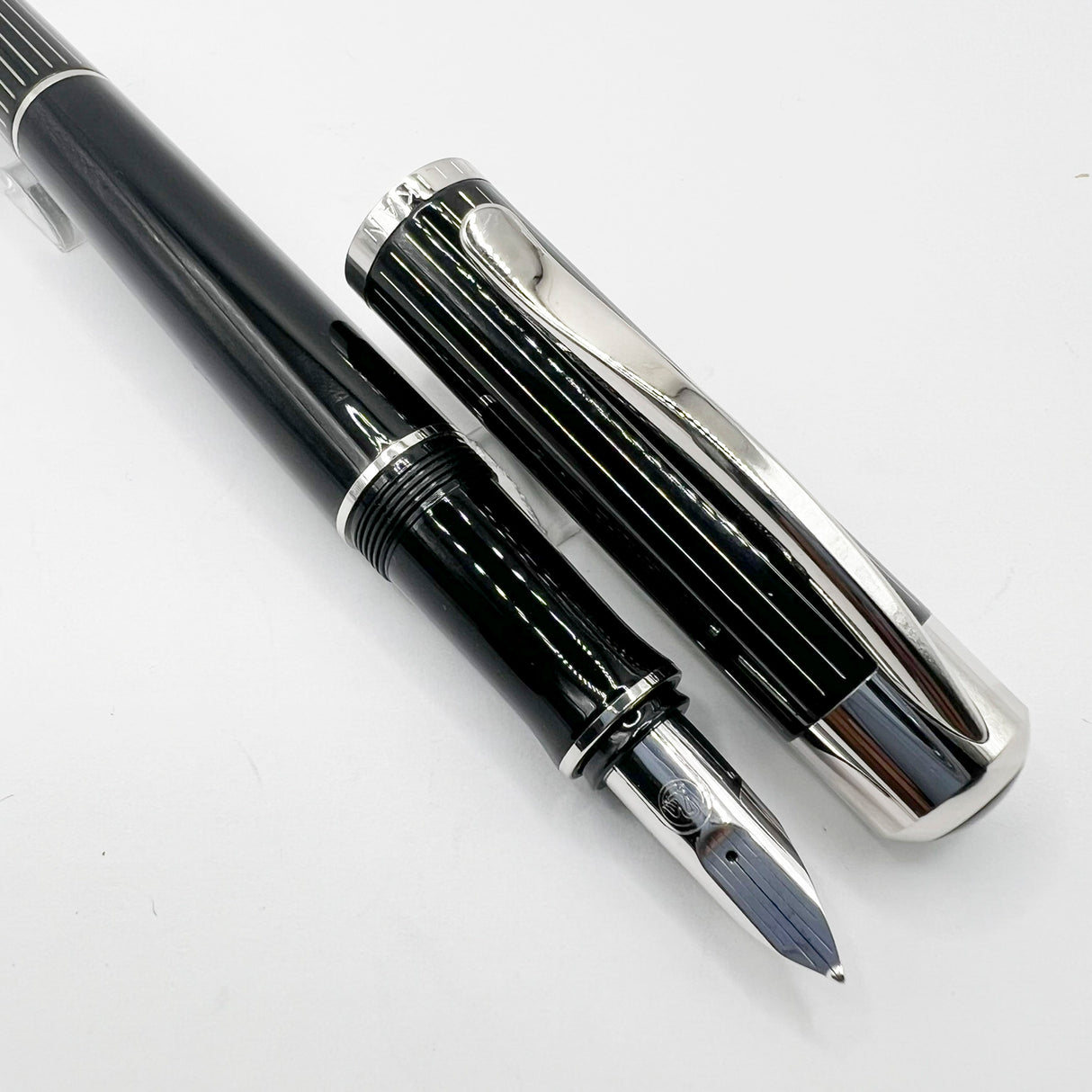 Pelikan P3100 Ductus Fountain Pen - Medium 18kt Gold Nib