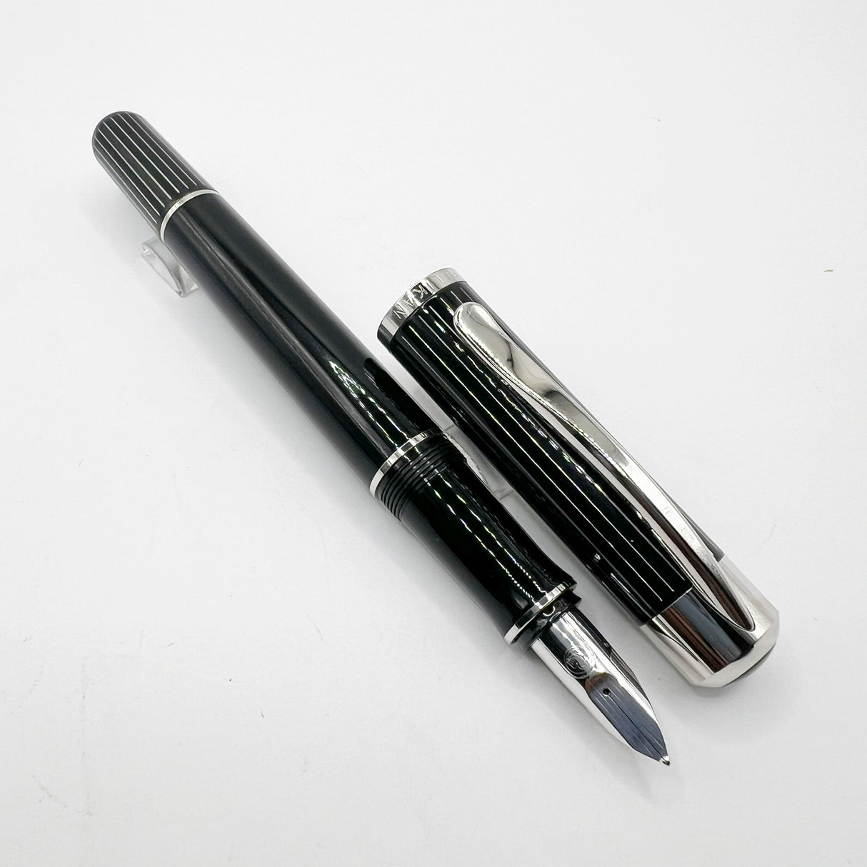 Pelikan P3100 Ductus Fountain Pen - Medium 18kt Gold Nib