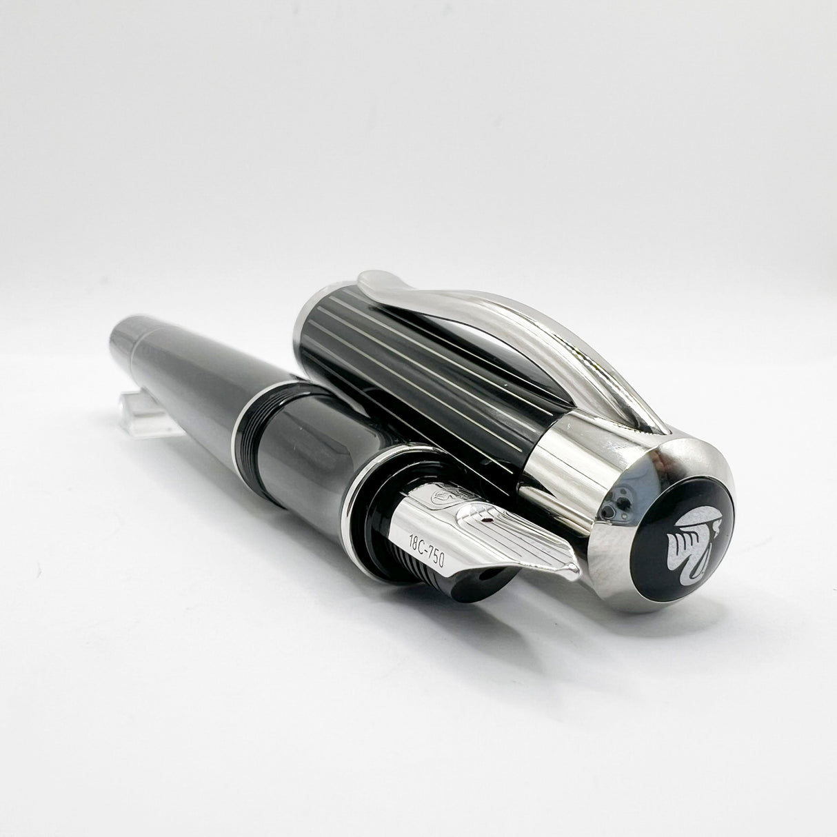 Pelikan P3100 Ductus Fountain Pen - Medium 18kt Gold Nib
