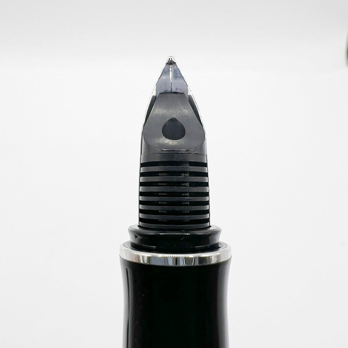 Pelikan P3100 Ductus Fountain Pen - Medium 18kt Gold Nib