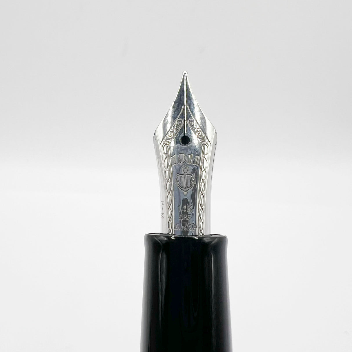 Sailor Collaboration with Yonex Carbon Graphite Fountain Pen - Medium 14kt Gold Nib
