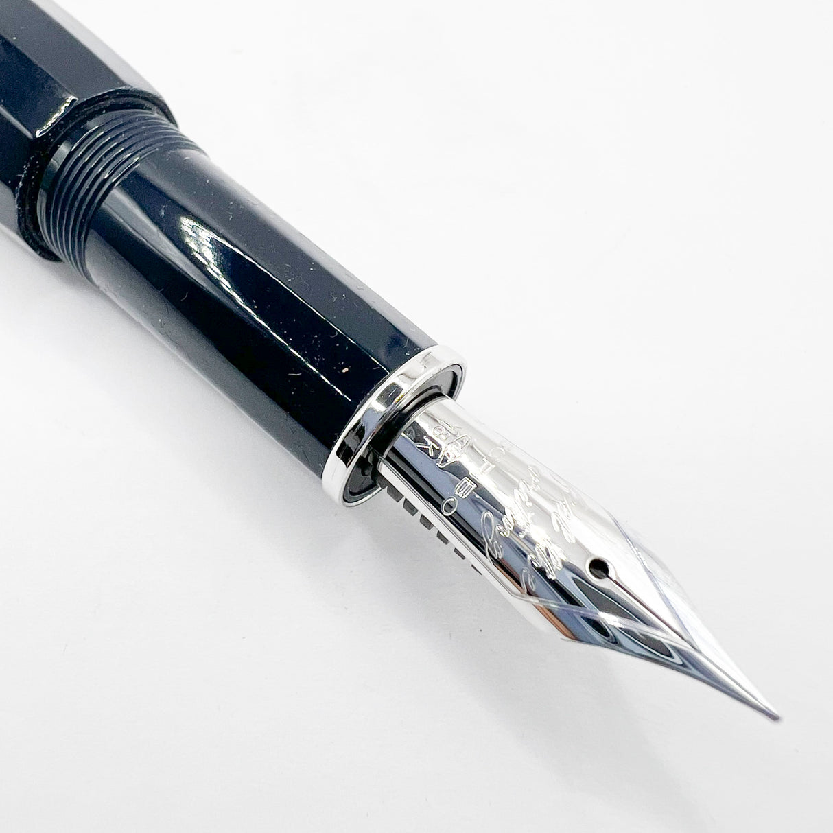 Scribo (Bologna) "Feel" Navy Blue Faceted Fountain Pen - Fine 18Kt Gold Nib