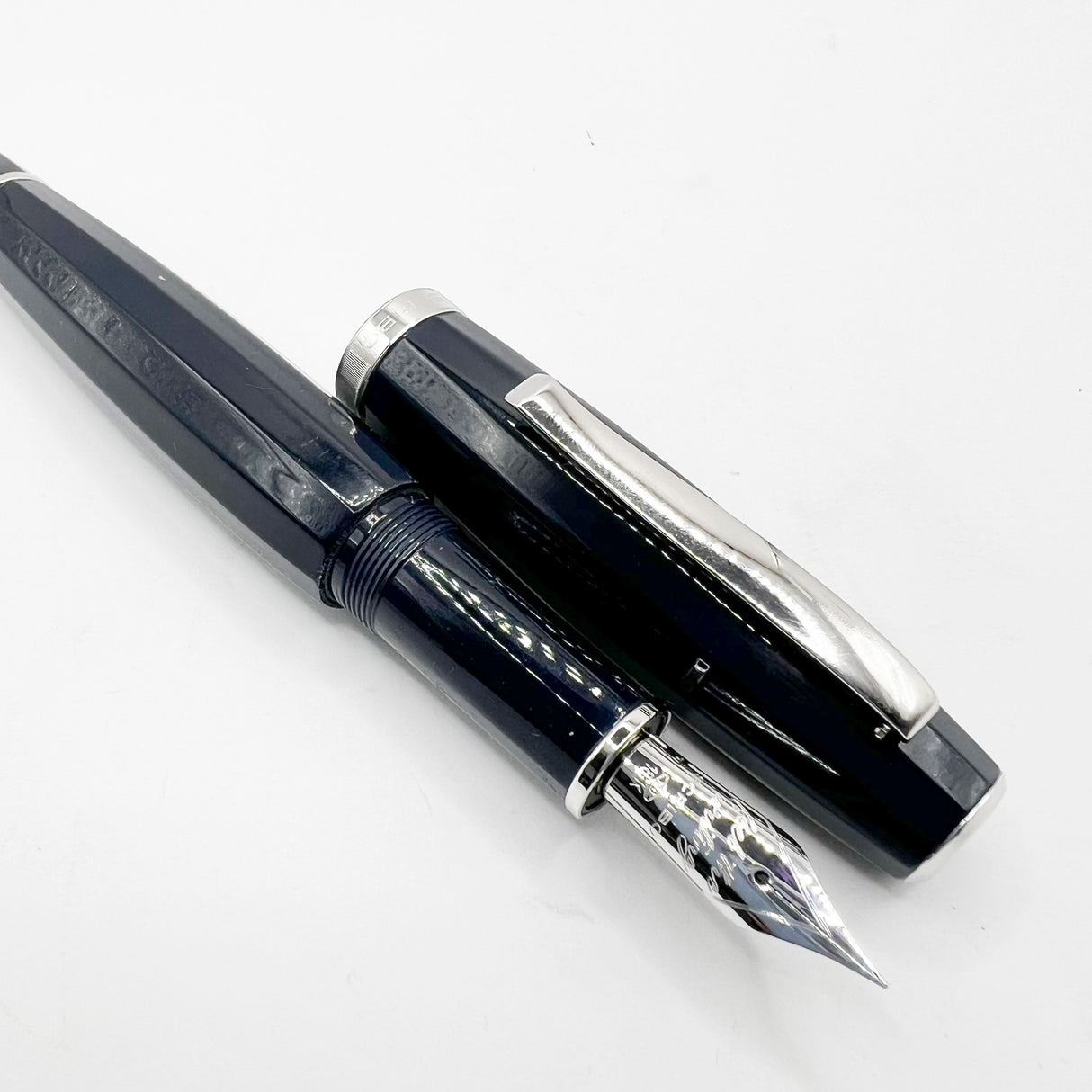 Scribo (Bologna) "Feel" Navy Blue Faceted Fountain Pen - Fine 18Kt Gold Nib