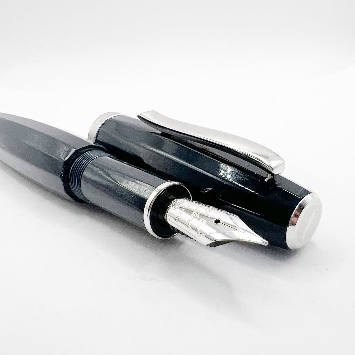 Scribo (Bologna) "Feel" Navy Blue Faceted Fountain Pen - Fine 18Kt Gold Nib
