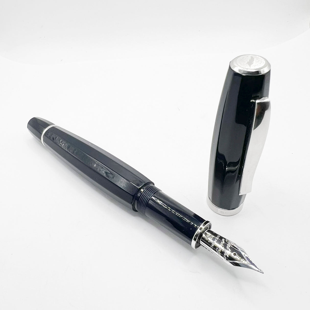 Scribo (Bologna) "Feel" Navy Blue Faceted Fountain Pen - Fine 18Kt Gold Nib