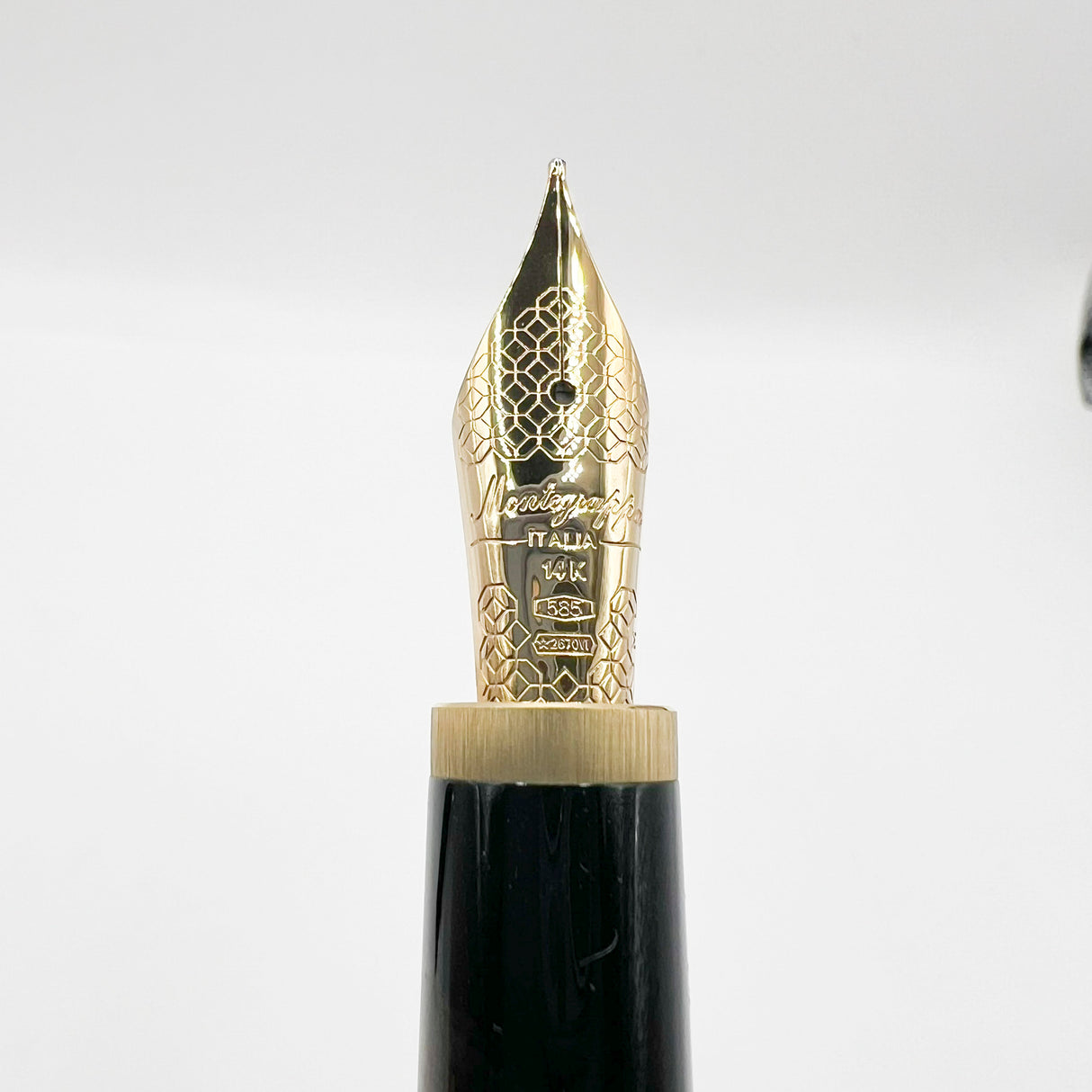 Montegrappa Zero Elegant Black 4-Sided Fountain Pen with Rounded Corners- Medium 14kt Gold Nib